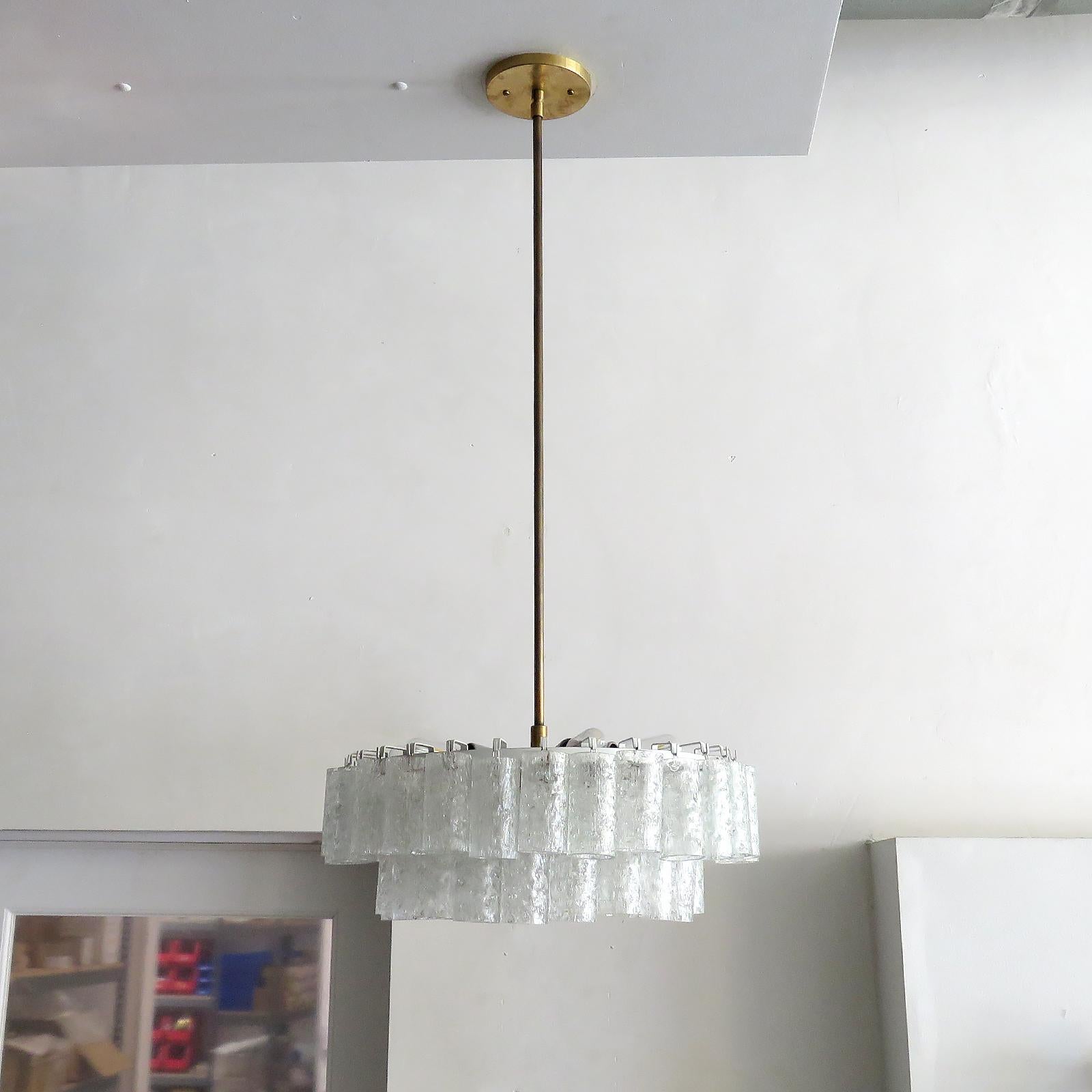 Splendido lampadario in vetro di ghiaccio di Doria Leuchten Germany, 1960, con due livelli di cilindri di vetro testurizzato sospesi singolarmente, l'altezza può essere personalizzata a partire da 7