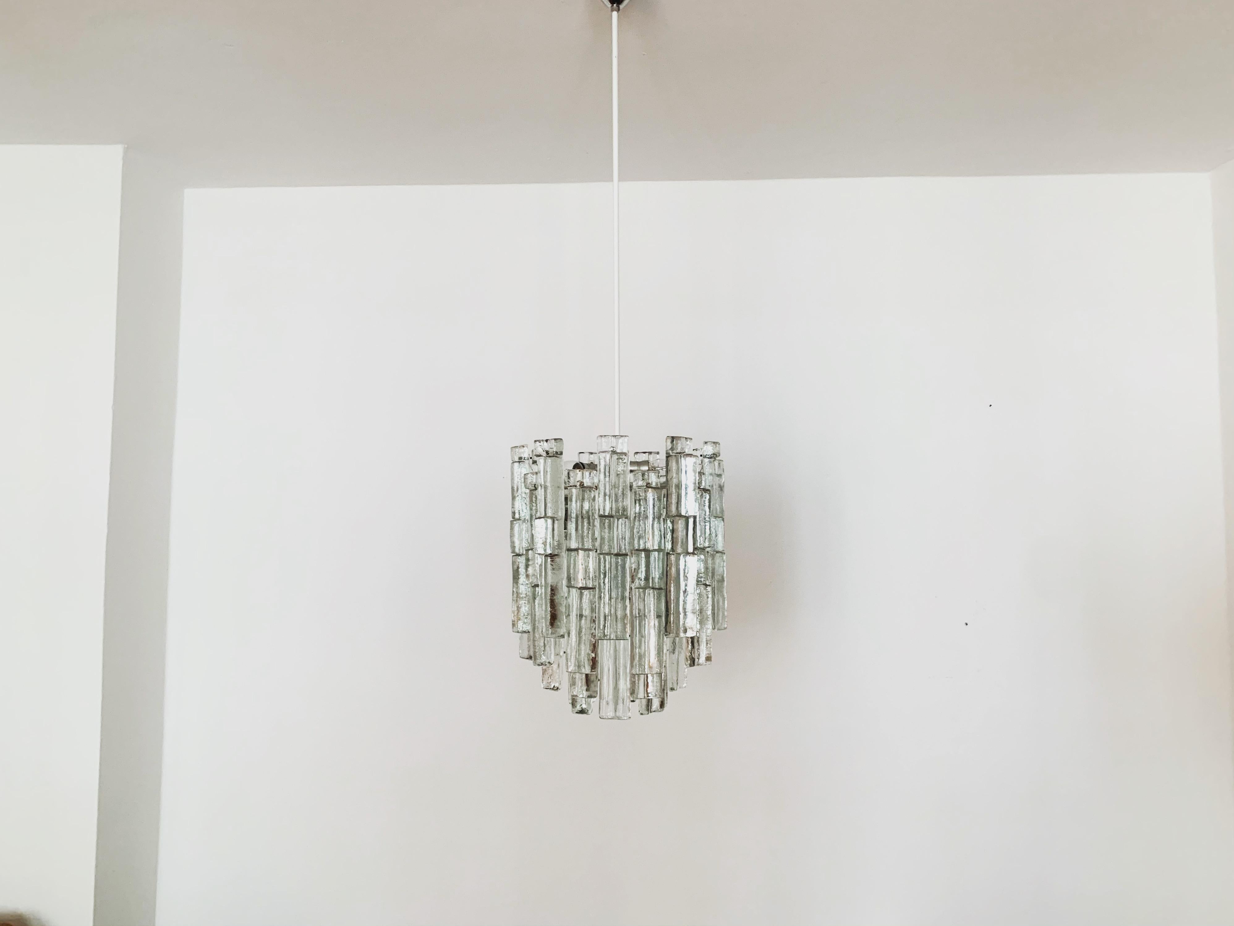 Lampe aus Eisglas von J.T. Kalmar aus den 1960er Jahren.
Die 30 Glaselemente verbreiten ein sehr edles Licht.
Sehr hochwertig verarbeitet und ein echter Hingucker für jedes Zuhause.

Bedingung:

Sehr guter Vintage-Zustand mit leichten