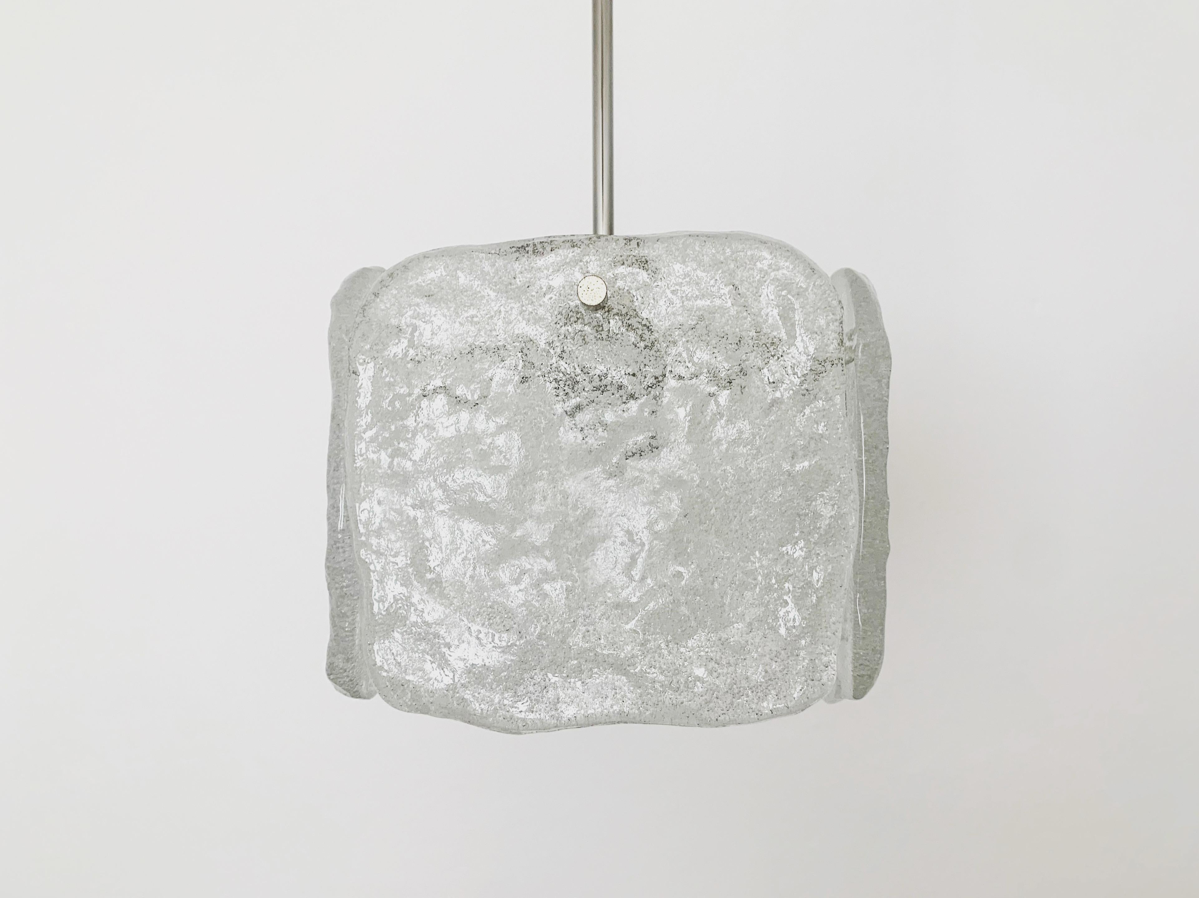 Lampe aus Eisglas von J.T. Kalmar aus den 1960er Jahren.
Die 4 Glaselemente verbreiten ein sehr edles Licht.
Sehr hochwertig verarbeitet und ein echter Blickfang für jede Wohnung.

Bedingung:

Sehr guter Vintage-Zustand mit leichten