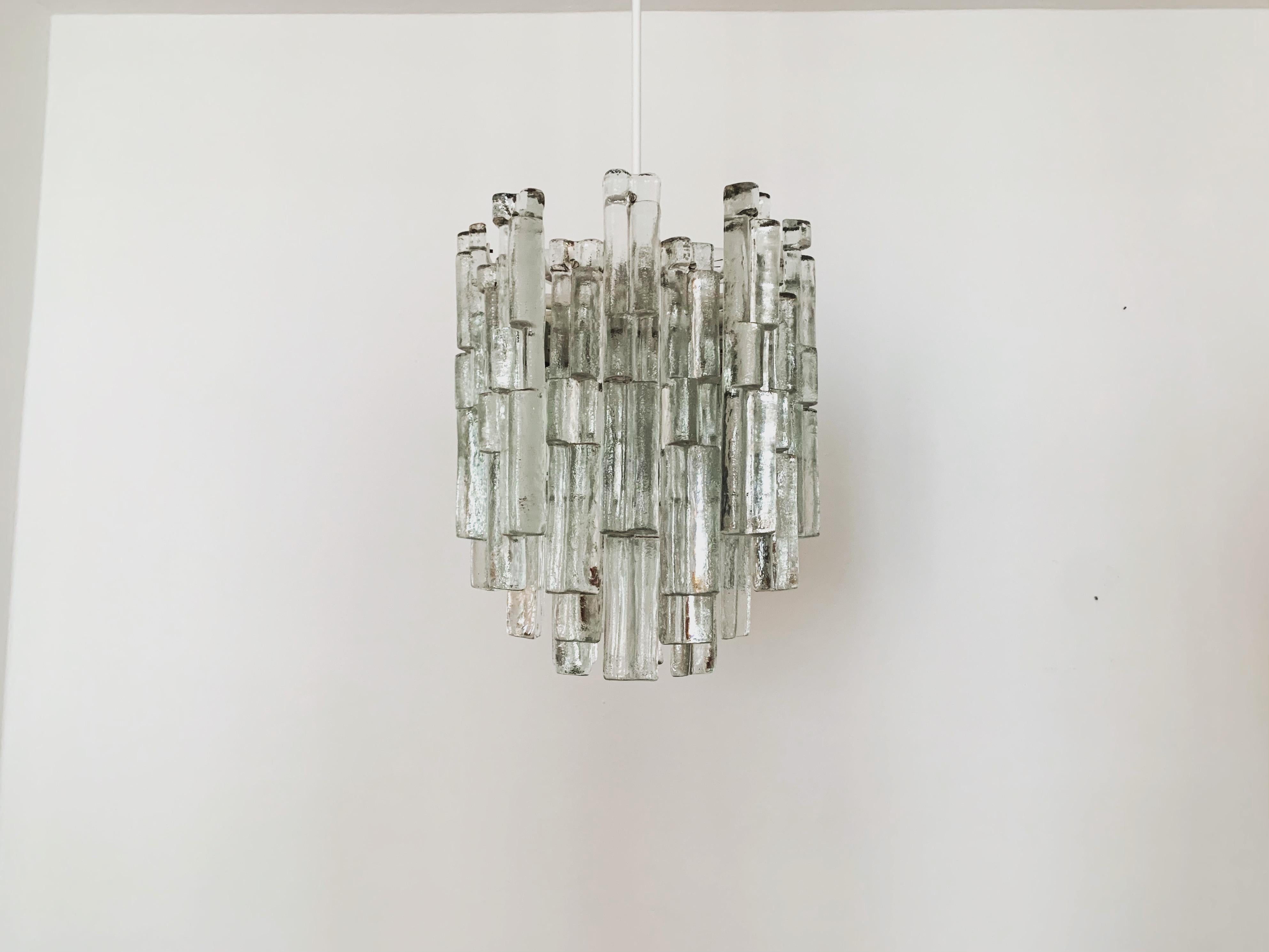 Lampada in vetro Ice di J.T. Kalmar dagli anni '60.
I 30 elementi in vetro diffondono una luce molto nobile.
Una lavorazione di altissima qualità e un vero e proprio colpo d'occhio per ogni casa.

Condizioni:

Condizioni vintage molto buone con