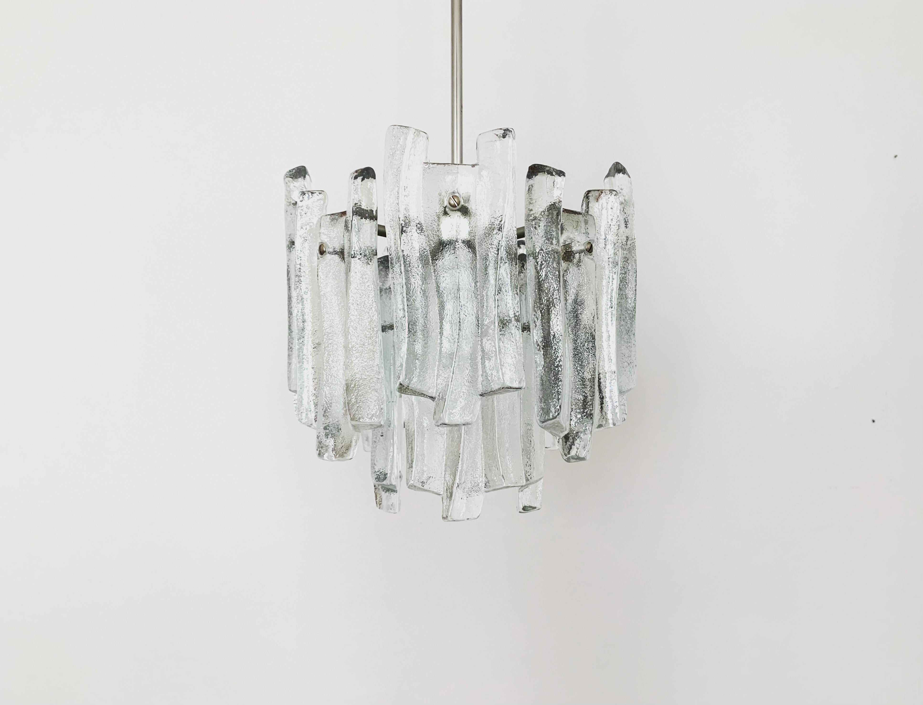 Lampada in vetro Ice di J.T. Kalmar dagli anni '60.
I 12 elementi in vetro diffondono una luce molto nobile.
Una lavorazione di altissima qualità e un vero e proprio colpo d'occhio per ogni casa.

Design: J.T. Kalmar
Produttore: Franken