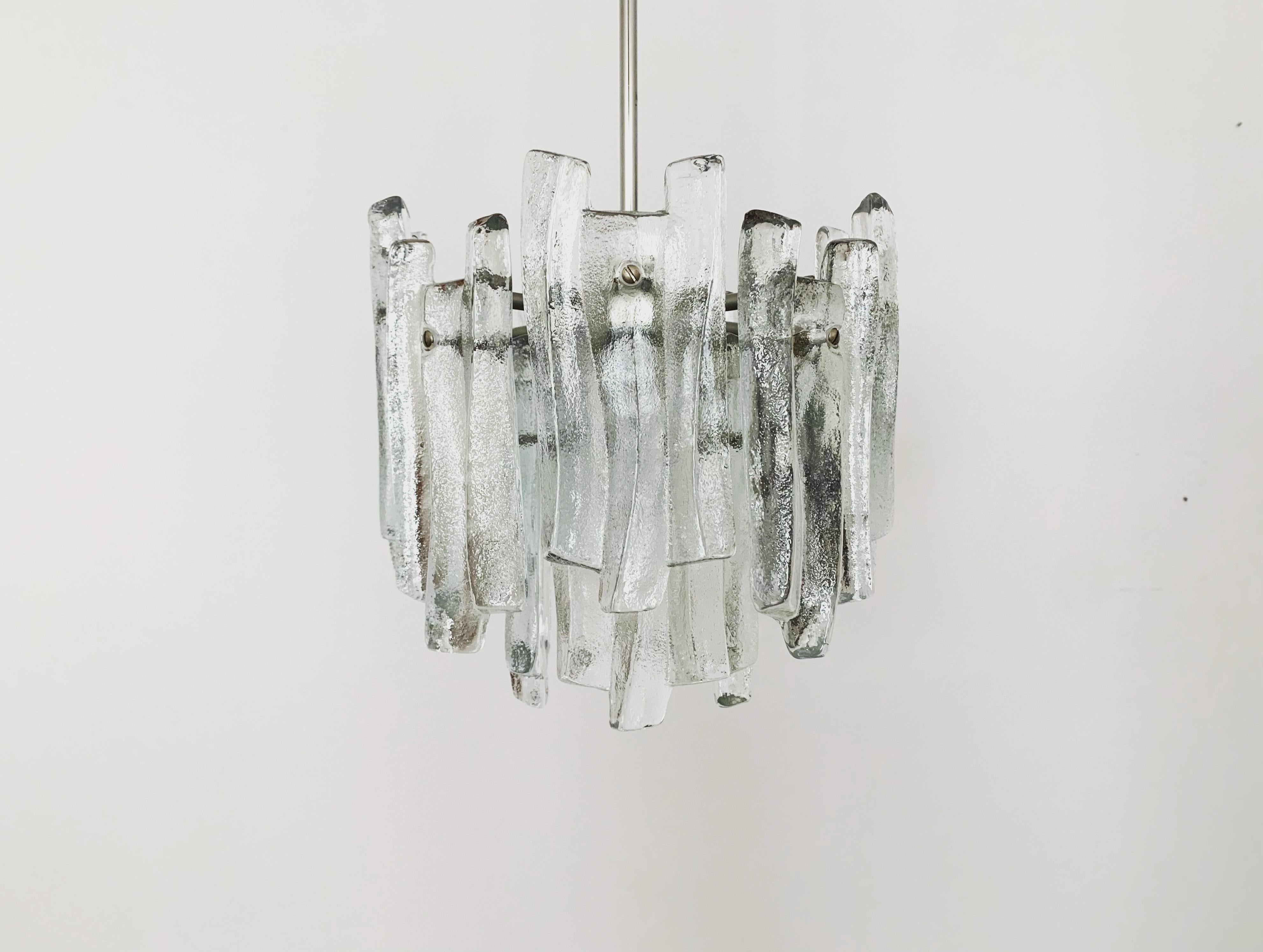 Mid-Century moderno Lampadario in vetro ghiaccio di J.T. Kalmar in vendita