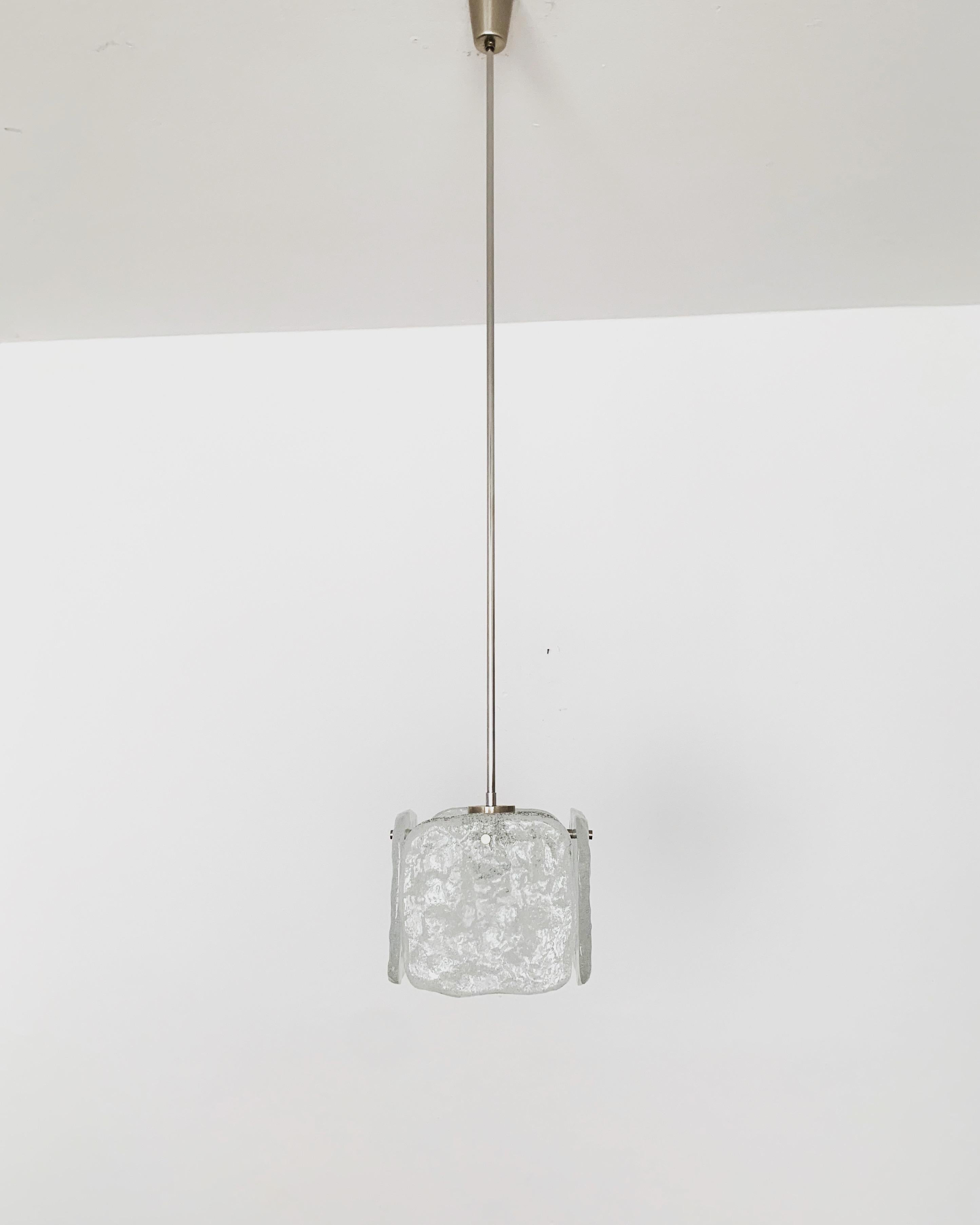 Mid-Century moderno Lampadario in vetro ghiaccio di J.T. Kalmar in vendita