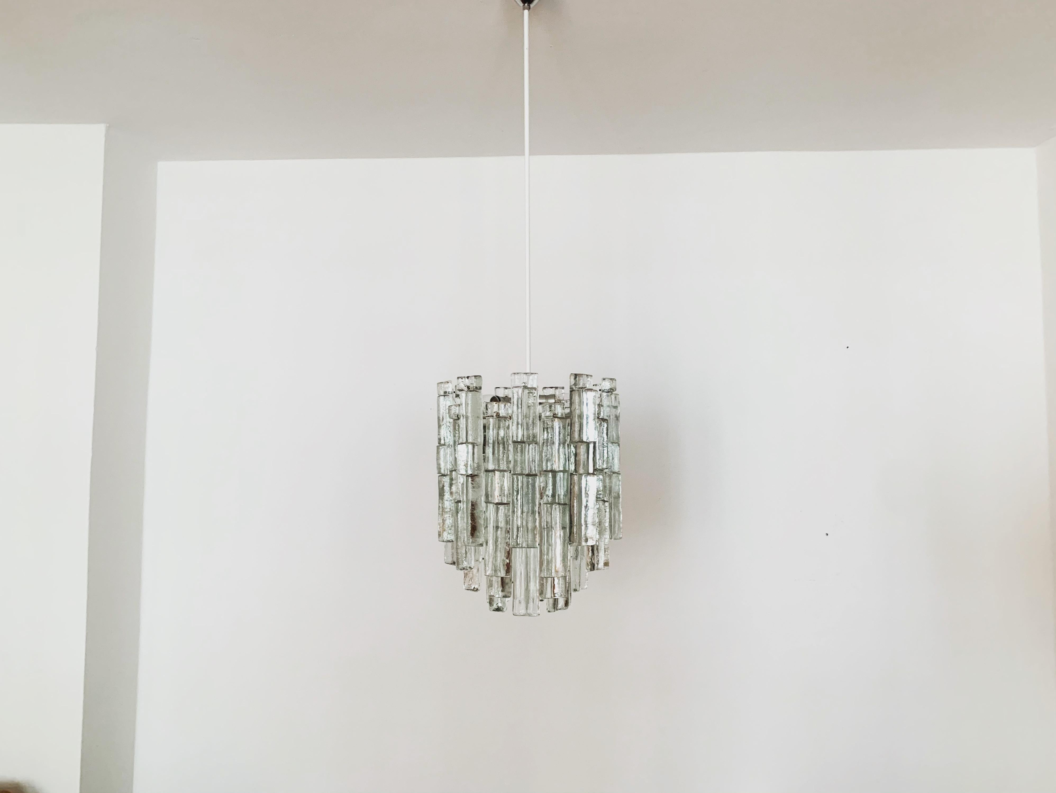 Metà XX secolo Lampadario in vetro ghiaccio di J.T. Kalmar in vendita