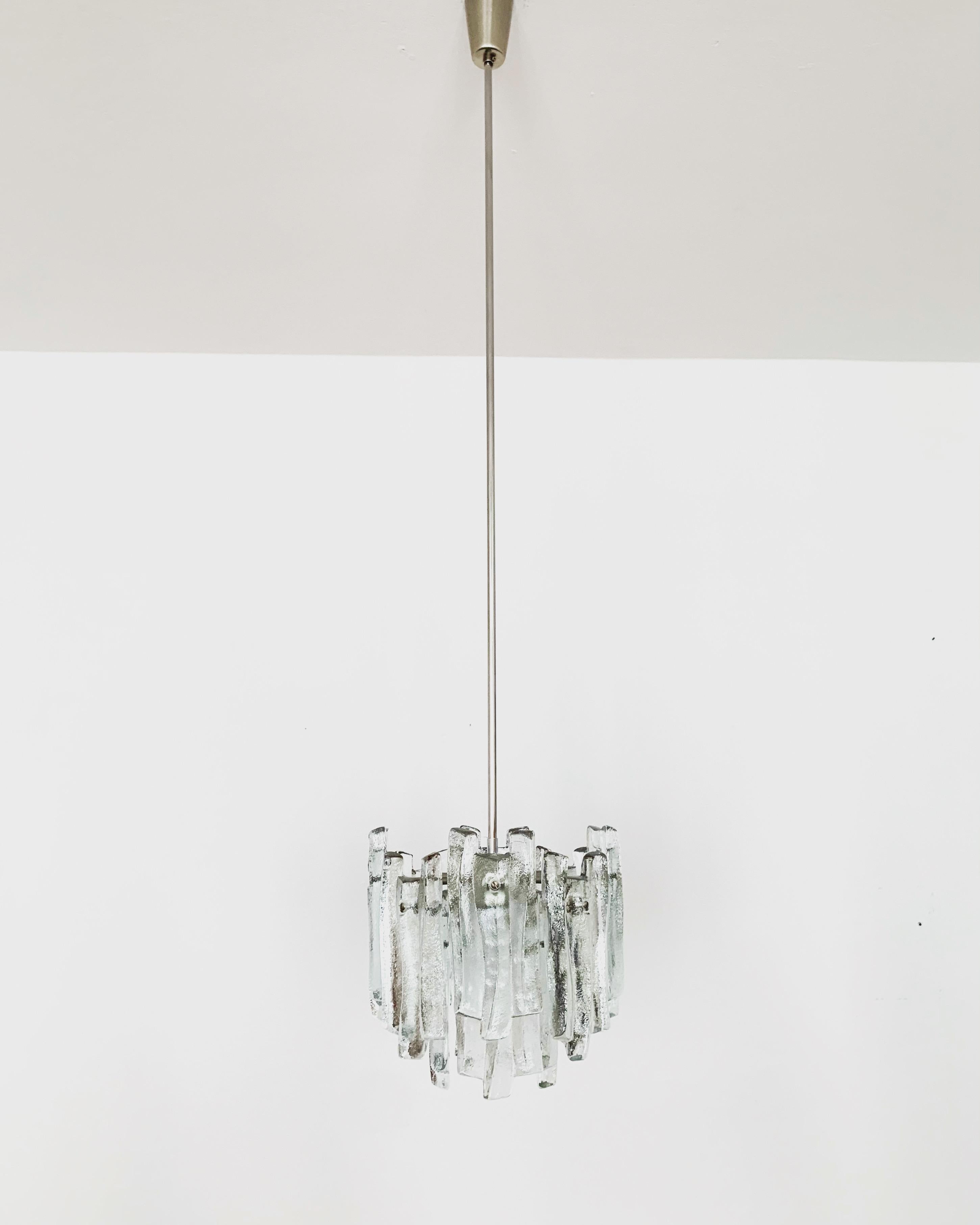 Metà XX secolo Lampadario in vetro ghiaccio di J.T. Kalmar in vendita