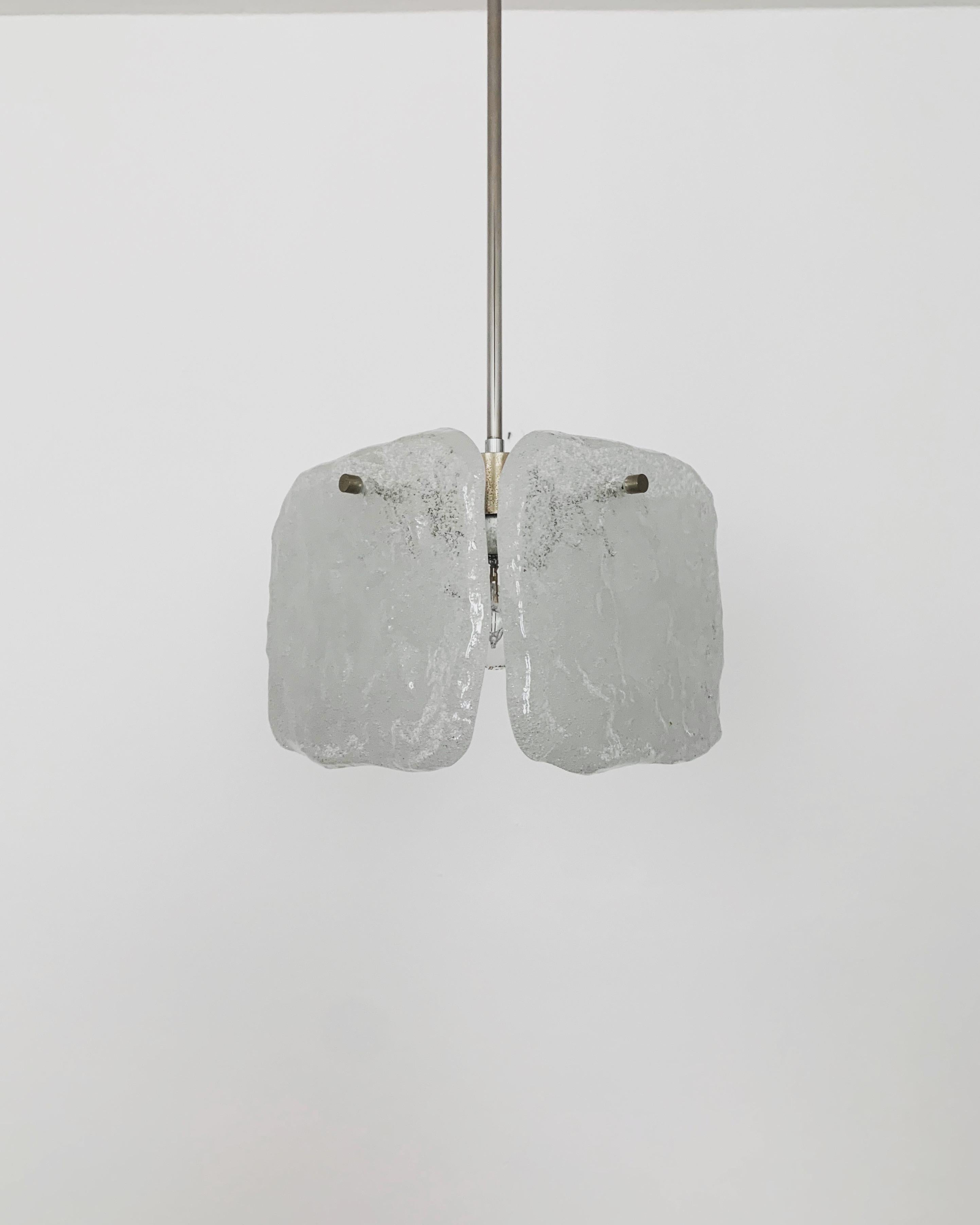 Metà XX secolo Lampadario in vetro ghiaccio di J.T. Kalmar in vendita