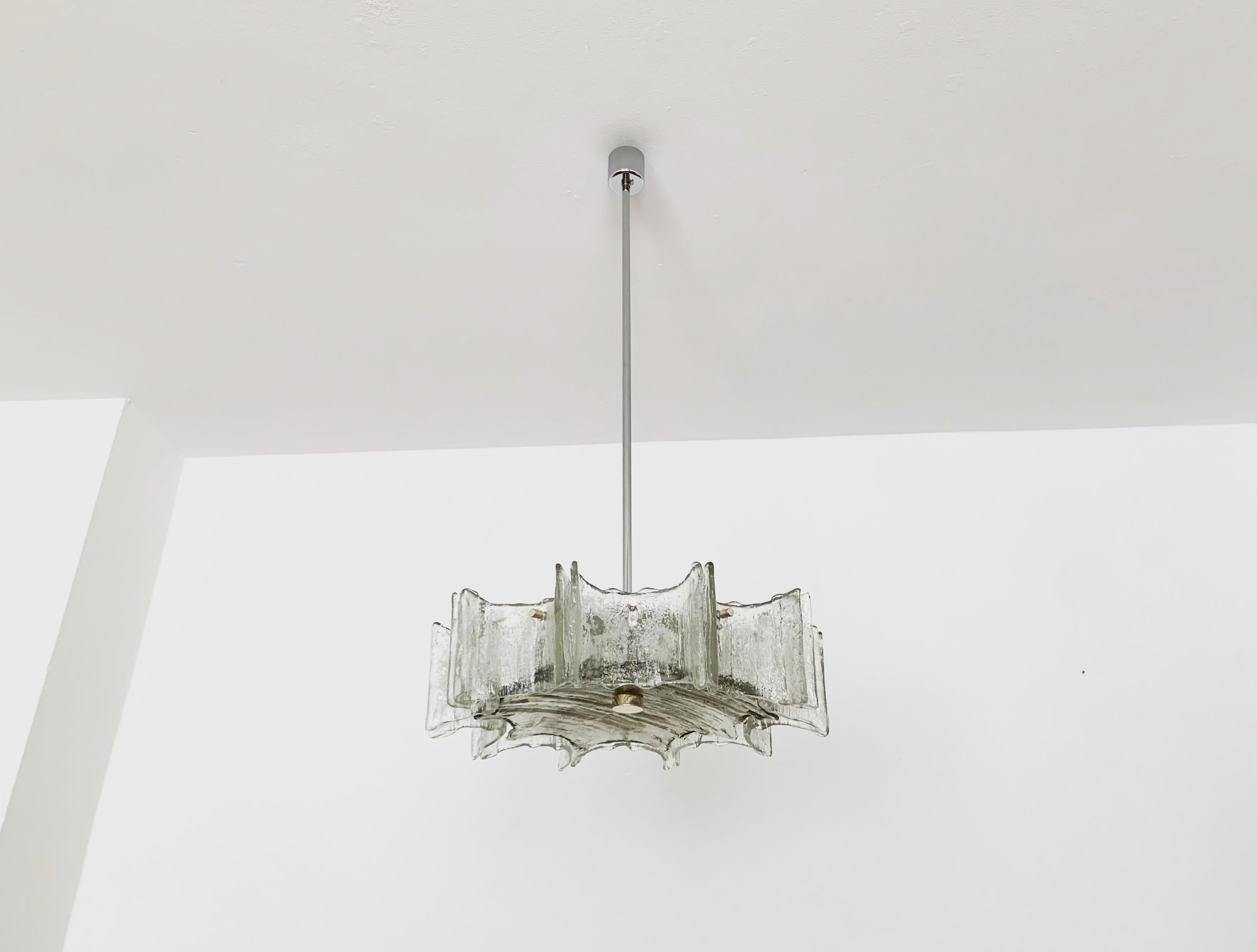 Lampadario in vetro ghiaccio molto bello e di alta qualità degli anni '60.
La lampada con i 10 pendenti di cristallo è molto nobile.
La struttura dei bicchieri crea una luce molto frizzante.

Produttore: Kaiser Leuchten / Kaiser