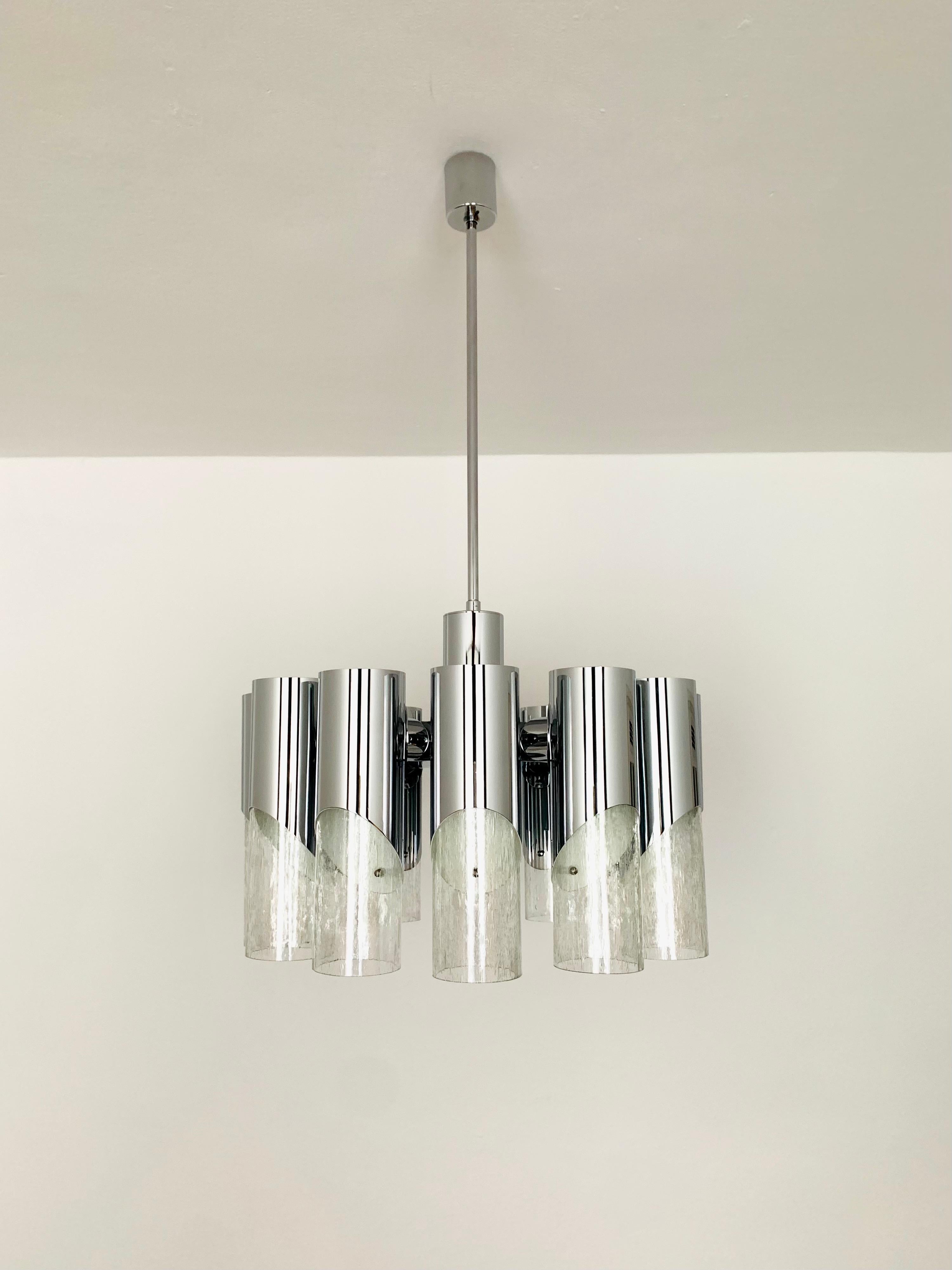 Stupendo lampadario in vetro di ghiaccio degli anni '60.
Un design davvero insolito e una lavorazione di alta qualità.
Si crea una bellissima luce.

Condizioni:

Condizioni vintage molto buone con lievi segni di usura dovuti all'età.
Un vetro ha una