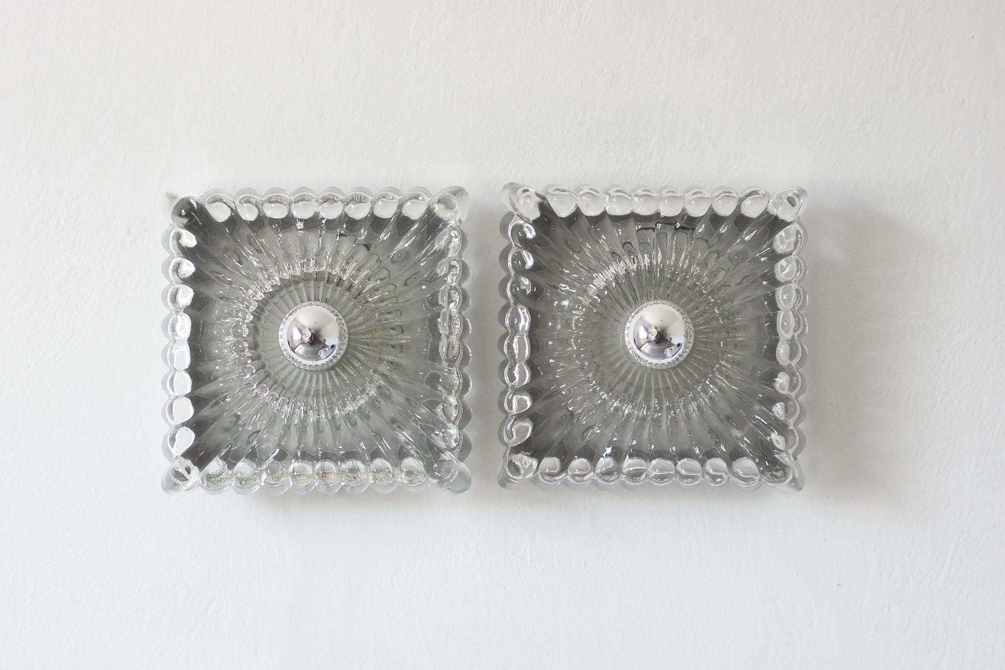 
Elegante set di lampade da parete in stile classico glamour.
Plafond unici da soffitto o da parete la cui forma e consistenza si ispirano alla bellezza naturale dell'acqua ghiacciata. Realizzate in vetro spesso e modellato a mano con una texture