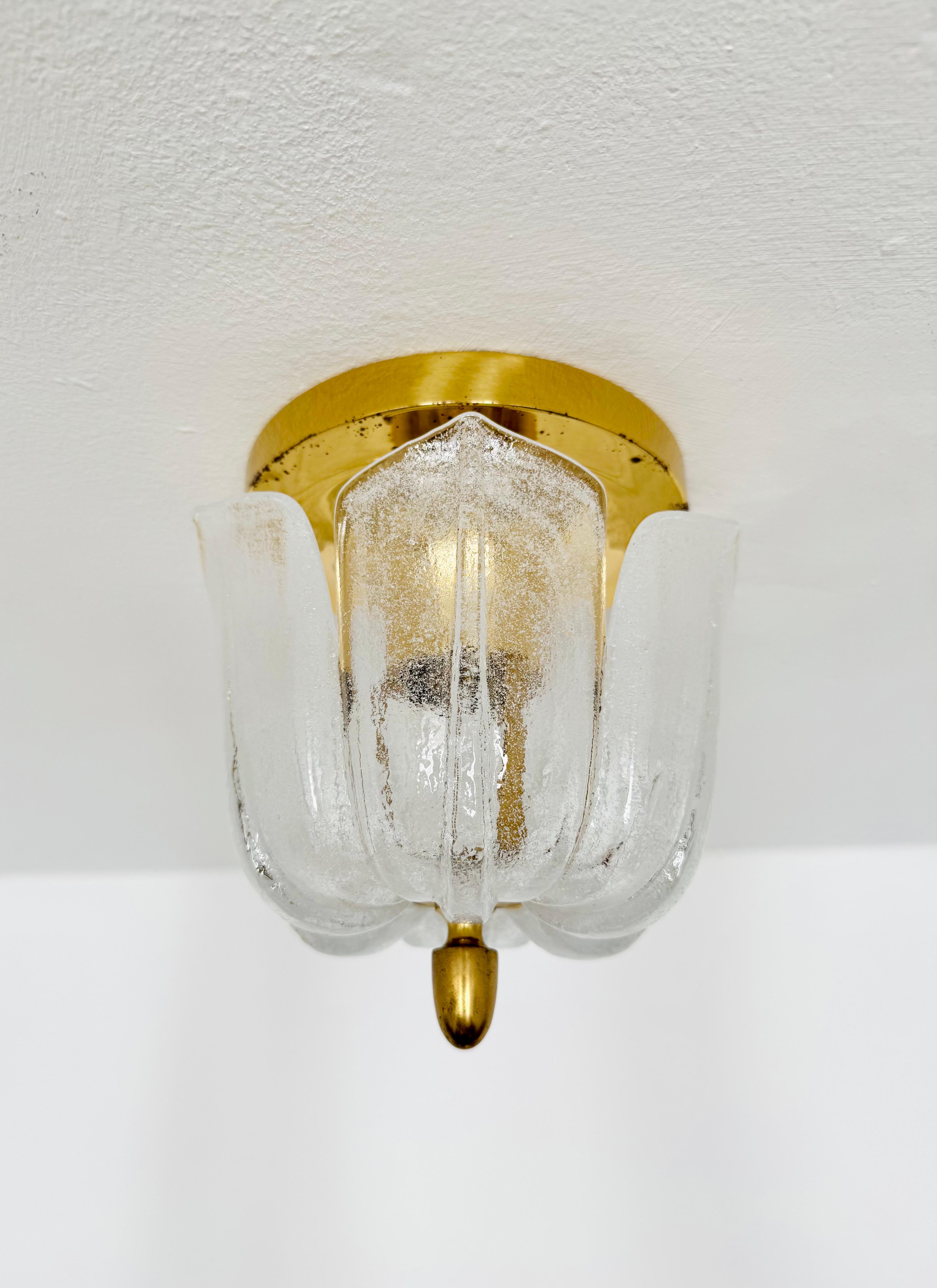Un très beau plafonnier de Glashütte Limburg.
La lampe crée un merveilleux jeu de lumière dans la pièce et enchante par son rayonnement.
Merveilleux design et très haute qualité de fabrication.

Fabricant : Glashütte Limburg

Condit :

Très bon état