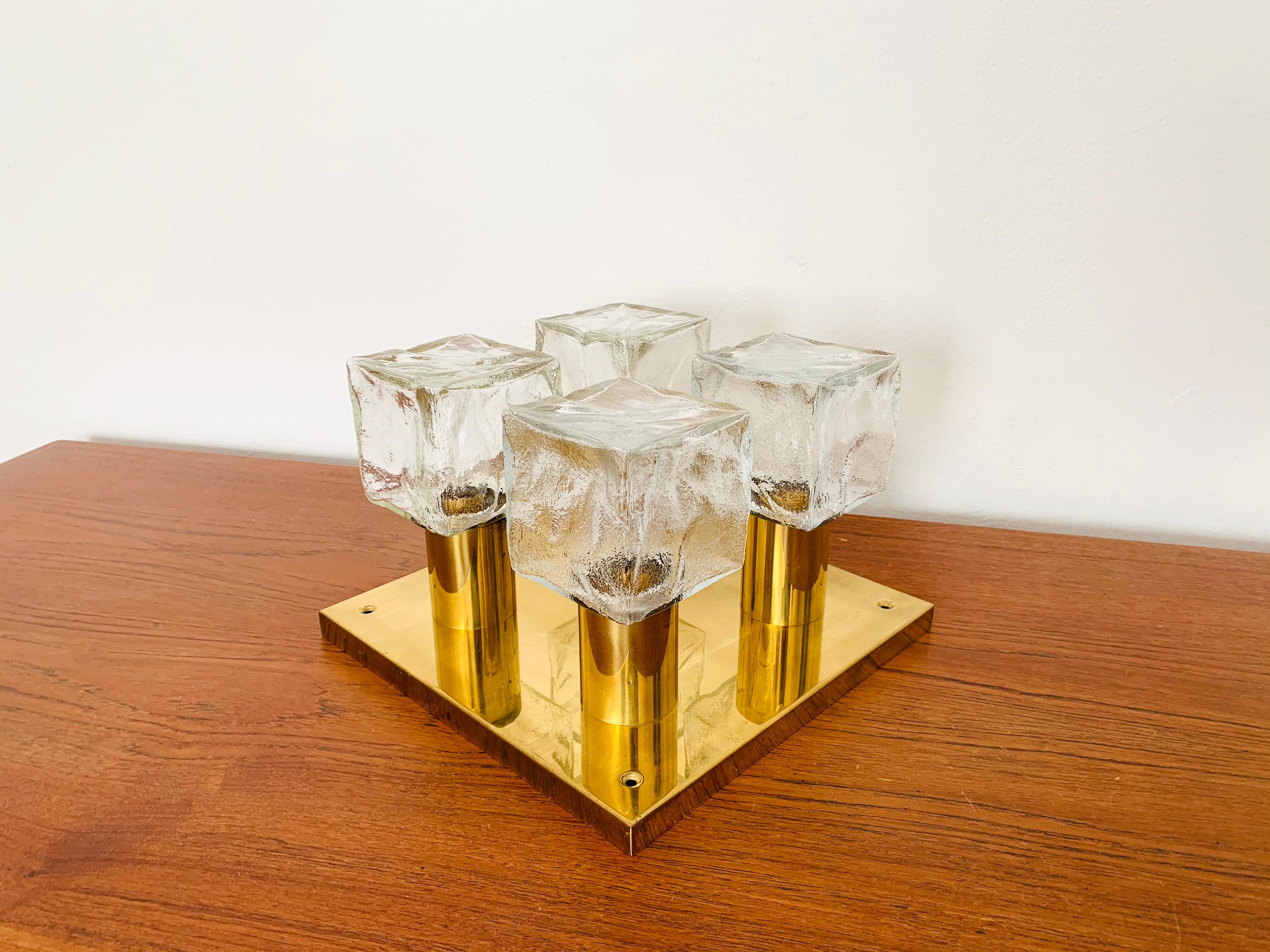 Wunderschöne Deckenlampe aus Eisglas aus den 1960er Jahren.
Die formschönen Murano-Glaselemente erzeugen ein eindrucksvolles, funkelndes Lichtspiel.
Sehr hochwertig verarbeitet und ein echter Blickfang für jede Wohnung.

Design: J.T.