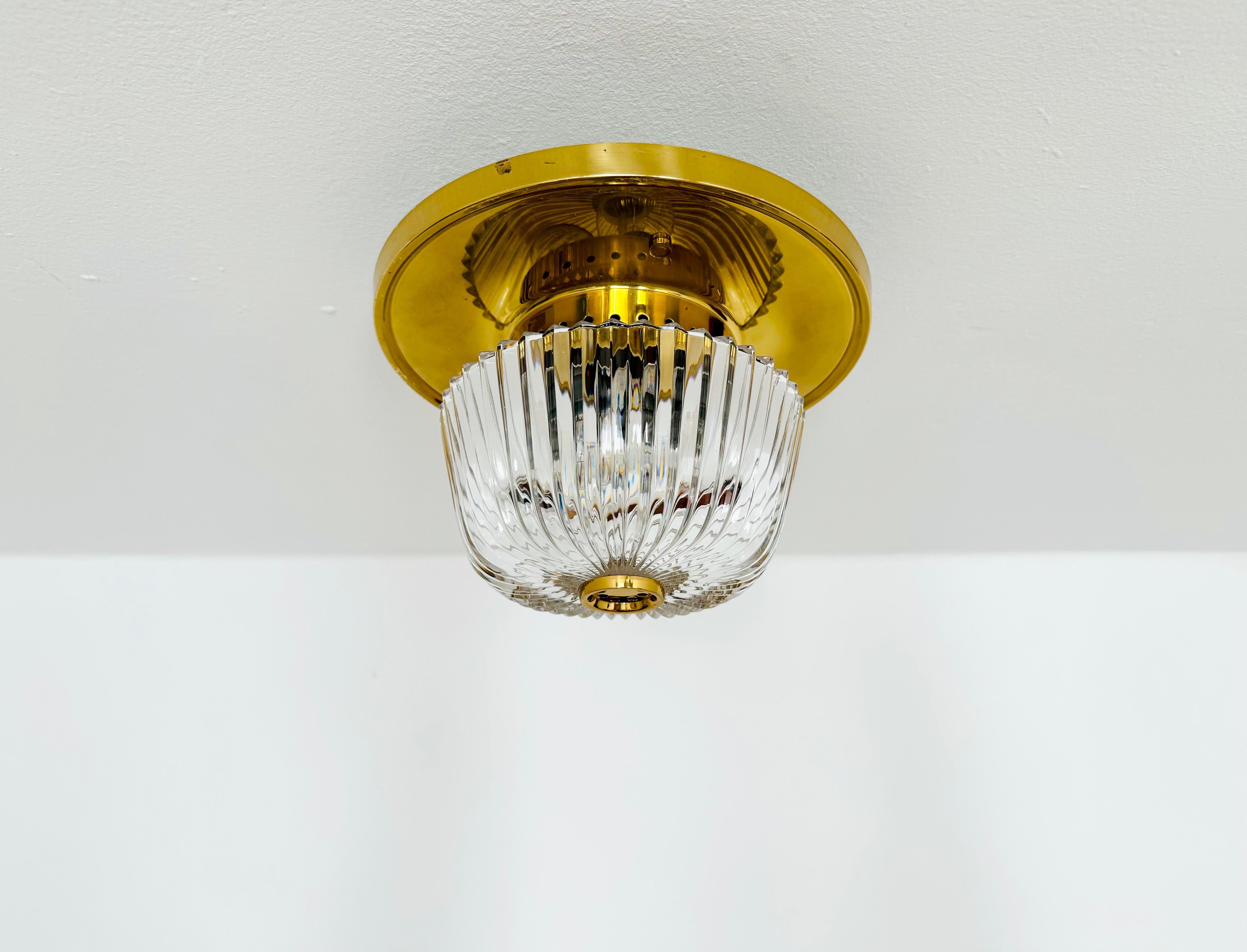 Très beau plafonnier des années 1960.
La lampe diffuse un grand jeu de lumière dans la pièce et enchante par son charisme.
Merveilleux design et très haute qualité de fabrication.

Condit :

Très bon état vintage avec de légers signes d'usure liés à