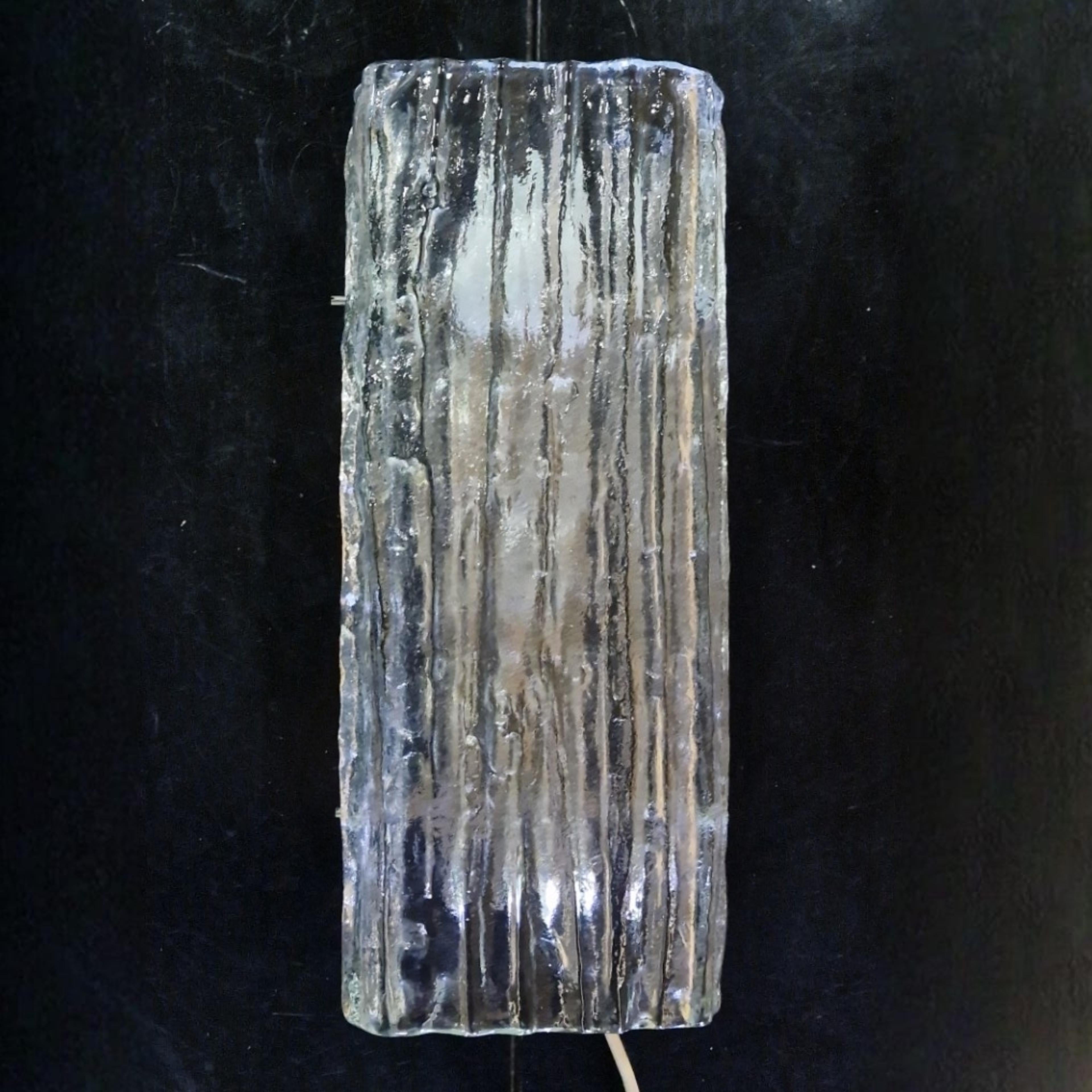 Wandleuchte „Herrenberg“ aus Eisglas von Kalmar, Österreich 1970er Jahre (Österreichisch) im Angebot