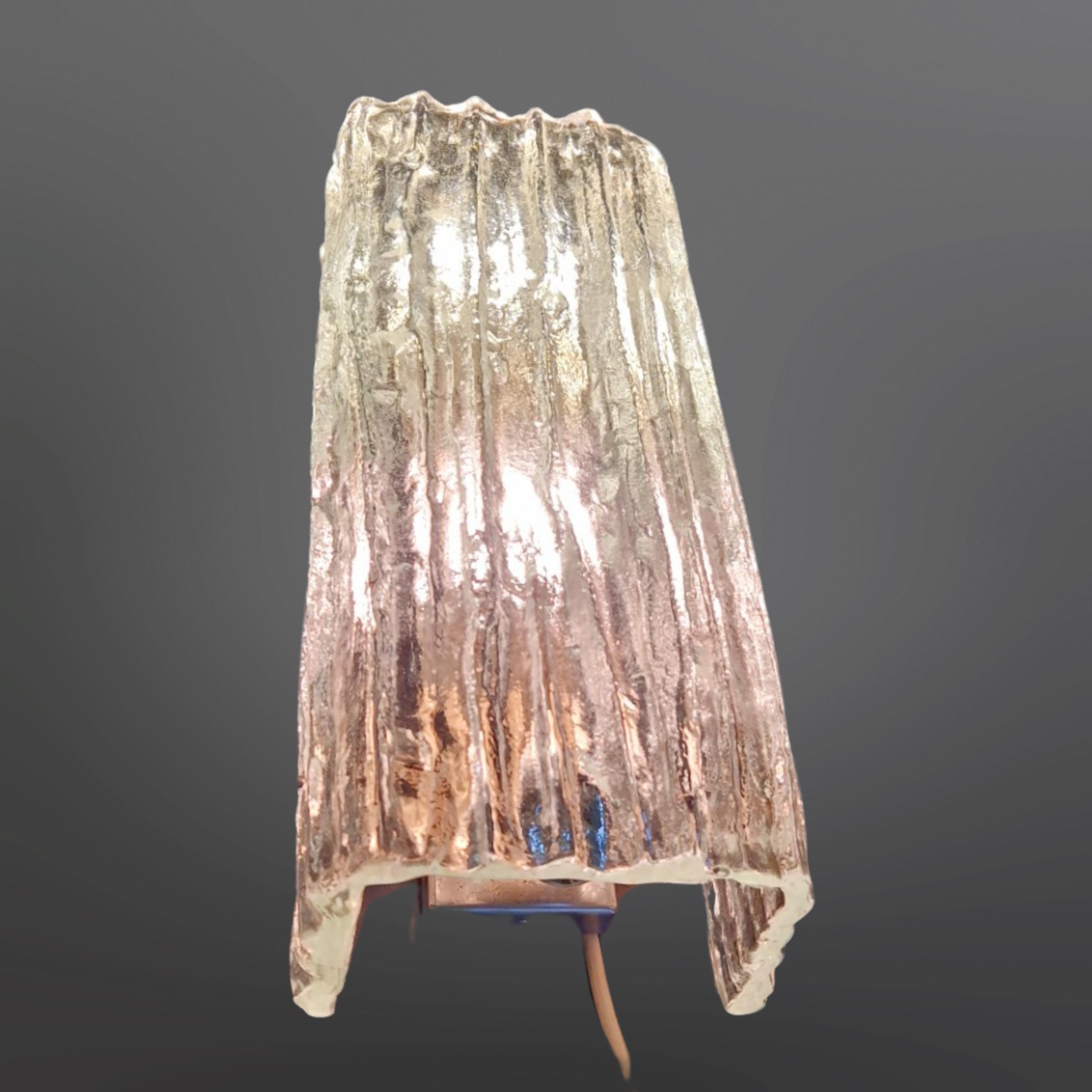 Wandleuchte „Herrenberg“ aus Eisglas von Kalmar, Österreich 1970er Jahre (Metall) im Angebot