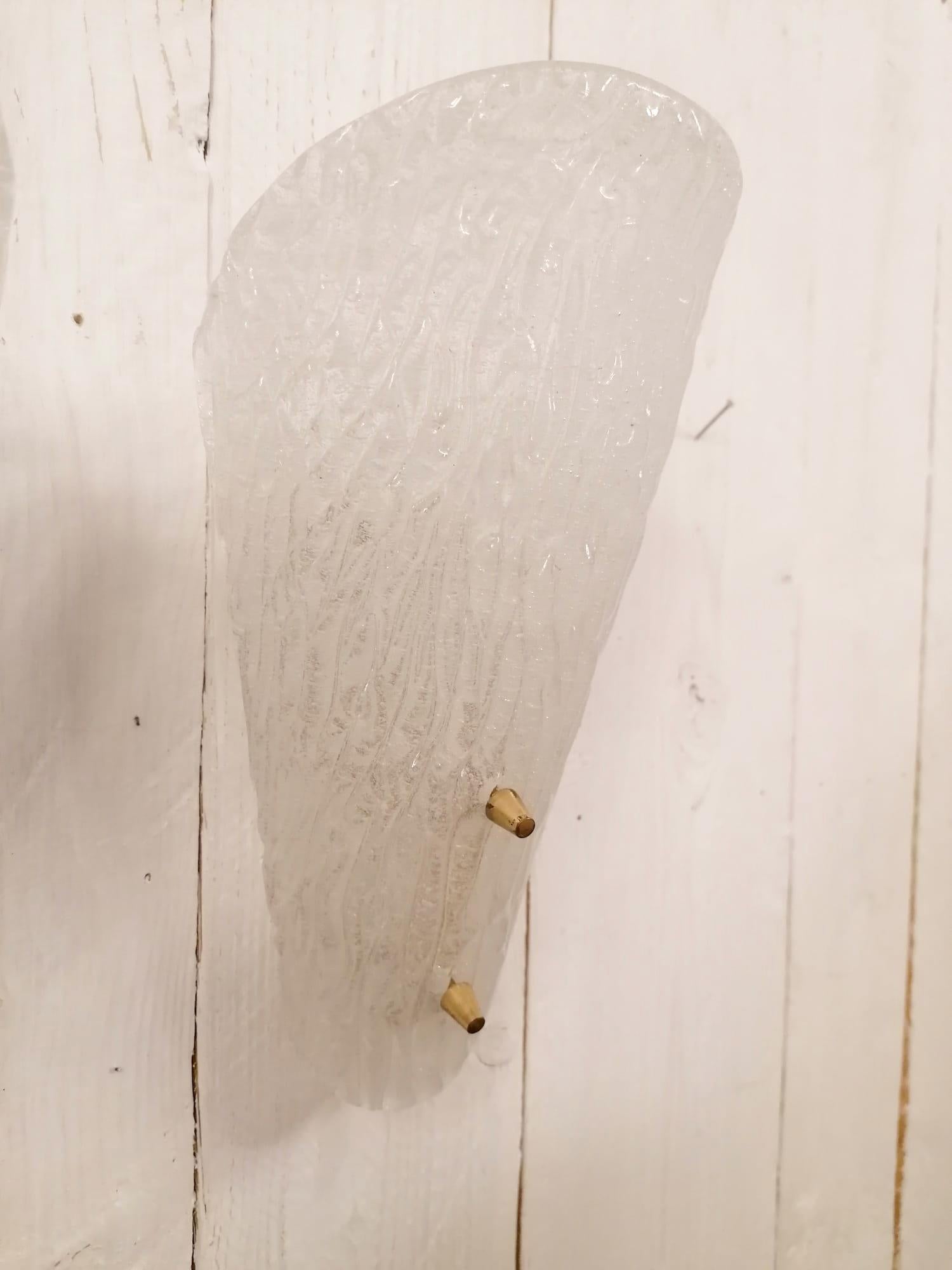 Kalmar Wandleuchter aus den 1950er Jahren, Messingrahmen mit Eisglasschirm, montiert mit 2 Messingpfeilen am Rahmen.
Voll funktionsfähig.
Preis pro Satz von zwei
