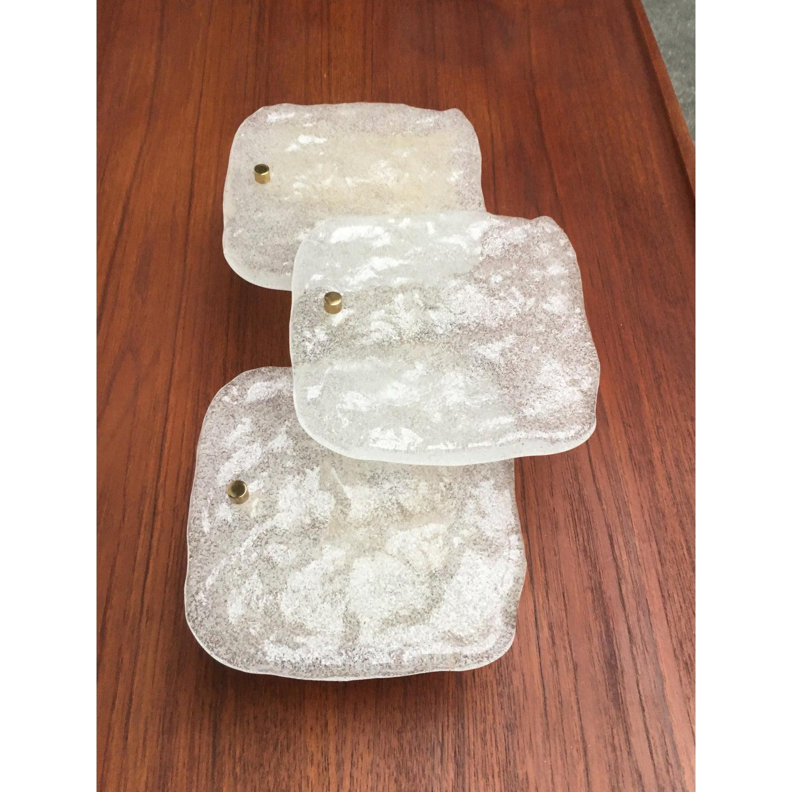 Sconcezza in vetro ghiaccio di Kalmar Franken KG, anni '60

- Imponente lampada da parete di metà secolo con 3 elementi in vetro ghiaccio
- La struttura della lampada è elaborata e molto funzionale
- Vengono applicate delle lastre laterali che