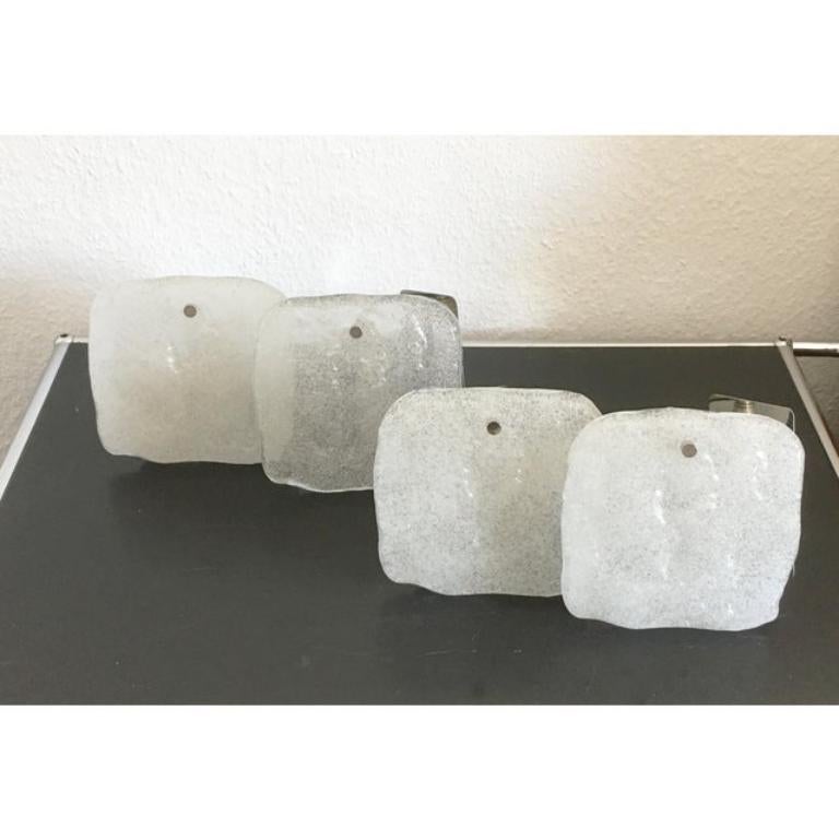 Scontrino in vetro SilverIce di Kalmar Franken KG, anni '60.

- Imponente lampada da parete di metà secolo con elementi in vetro ghiaccio
- La struttura della lampada è elaborata e molto funzionale
- Vengono applicate delle lastre laterali che