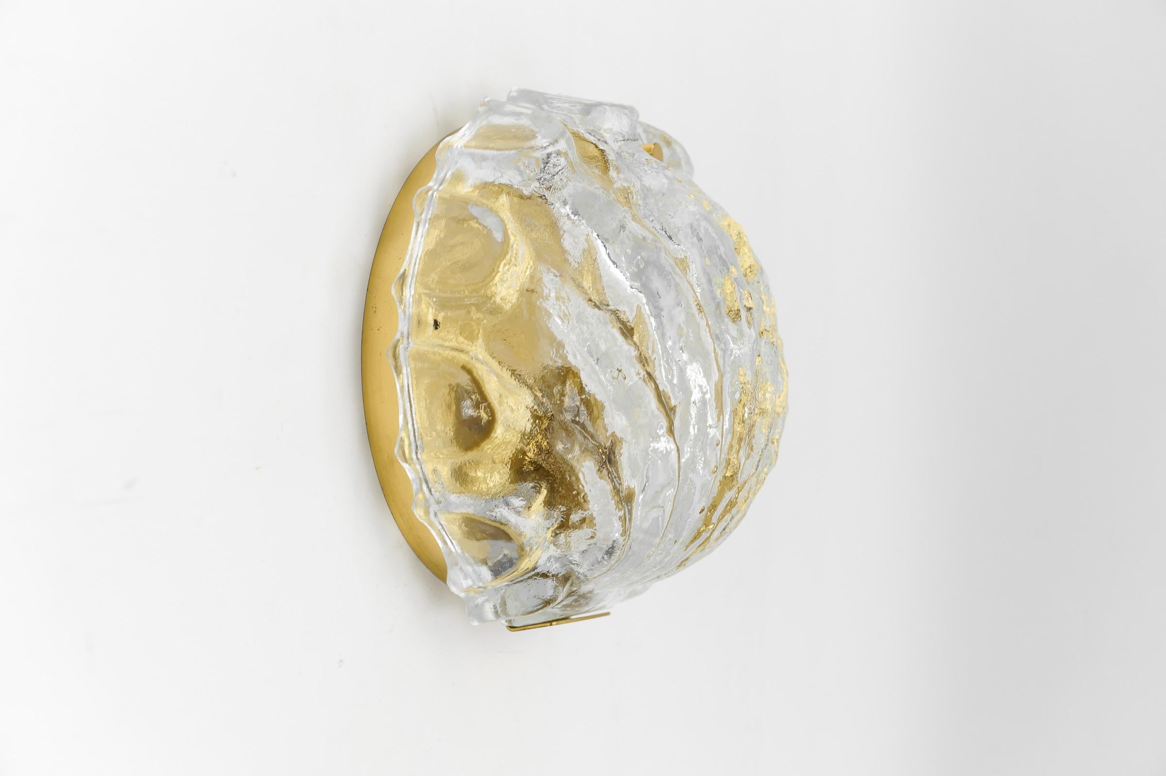 Wandleuchte in Muschelform aus Eisglas von Limburg, 1960er Jahre, Deutschland   im Zustand „Gut“ im Angebot in Nürnberg, Bayern