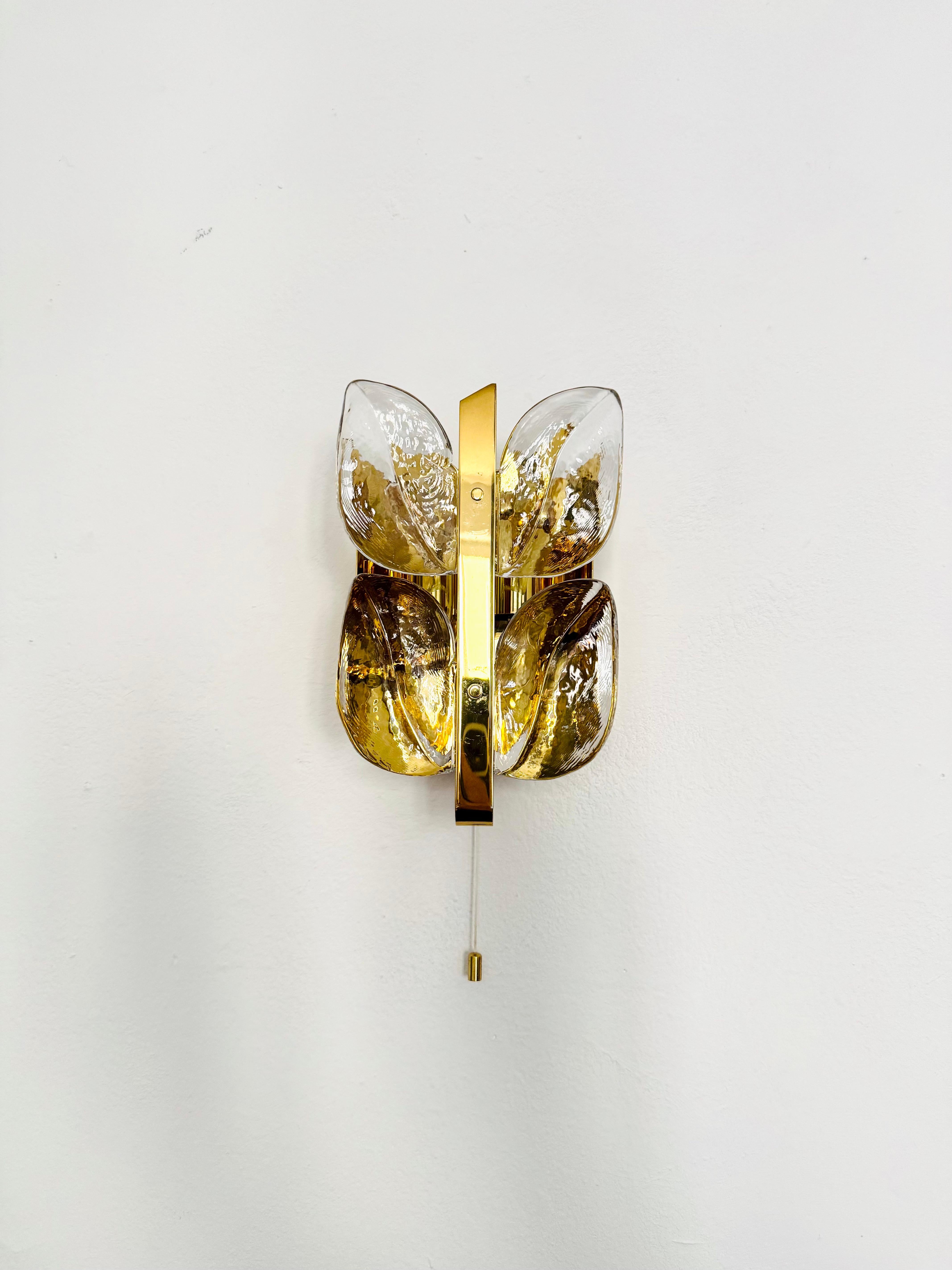 Muy bonito aplique de cristal helado de los años 60.
Efecto luminoso muy agradable a través del cristal de hielo que difunde un juego de luces elegantemente centelleante en la habitación.
Gran diseño y mano de obra de alta calidad.

Fabricante: