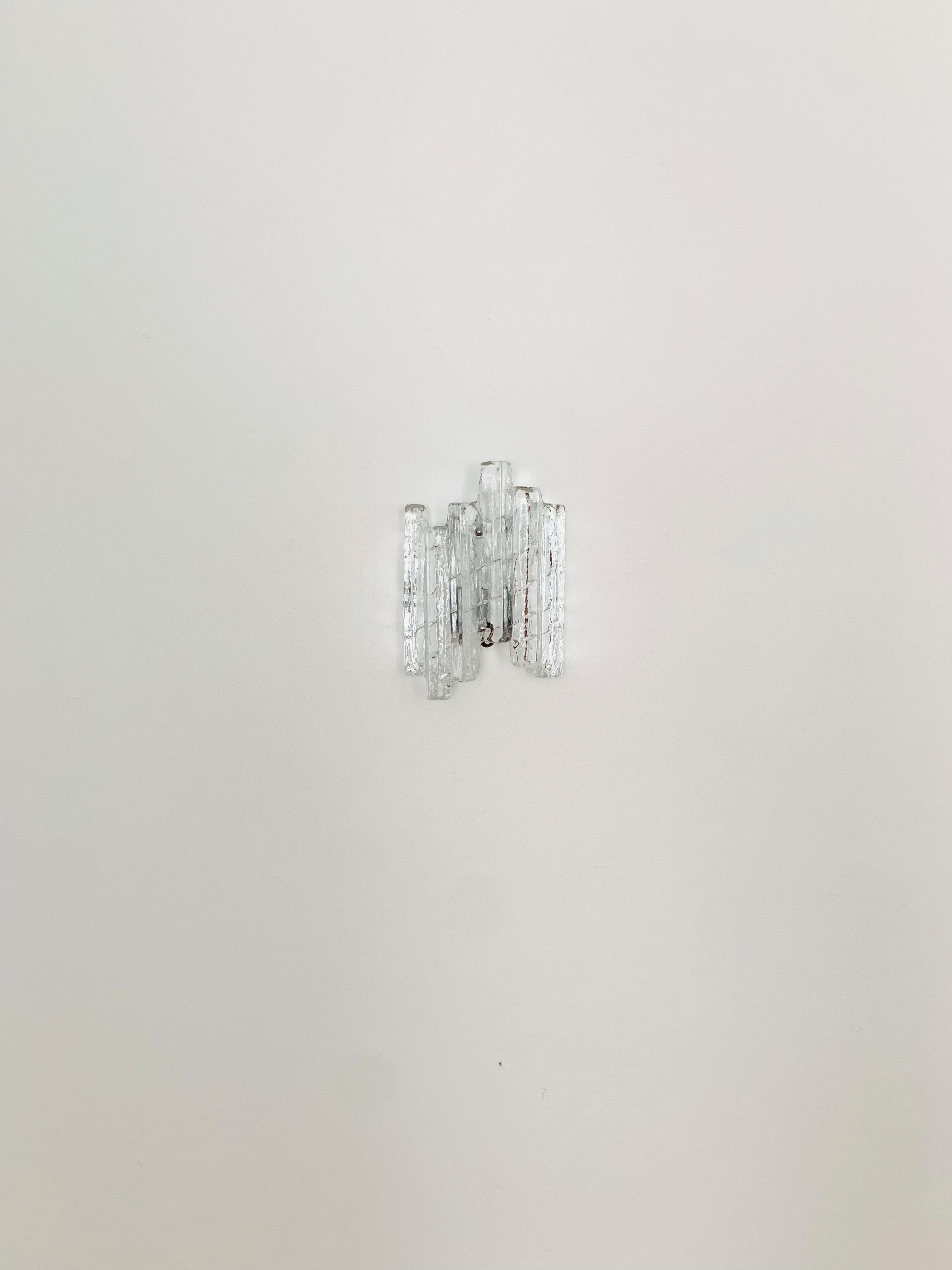 Très belle applique en verre glacé des années 1960.
Effet de lumière très agréable grâce au verre de glace, qui diffuse un jeu de lumière élégant et scintillant dans la pièce.
Un design remarquable et une fabrication de haute qualité.

Condit