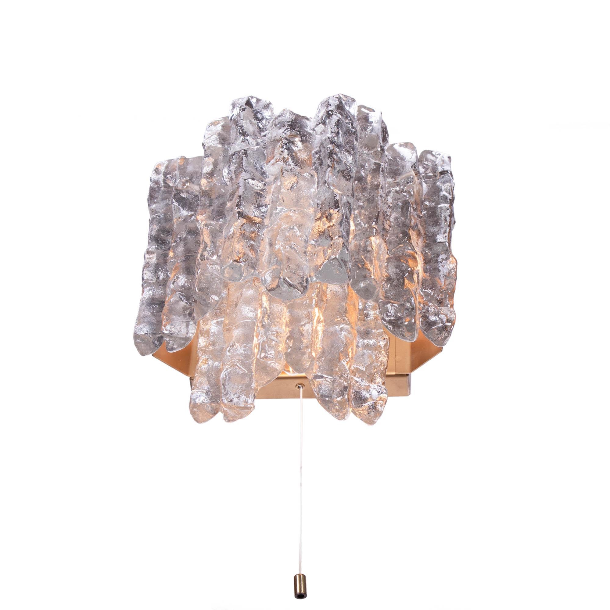 Elegant wall sconce with handblown murano glasses an a golden nickel frame. Hanging glass resembles icicles. Lamp illuminates beautifully and offers a lot of light. With this lamp you make a clear statement in your interior design. Designed by J.T.