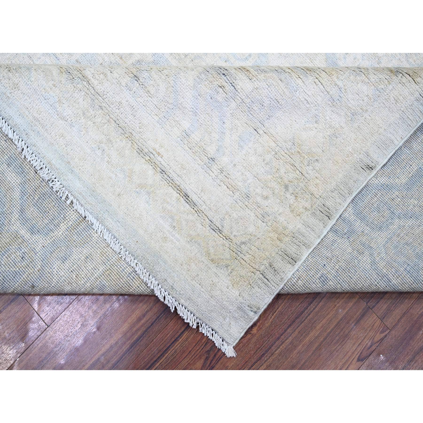 XXI secolo e contemporaneo Tappeto Orientale Peshawar di colore grigio ghiaccio in pura lana annodata a mano e con lavaggio bianco 11'9