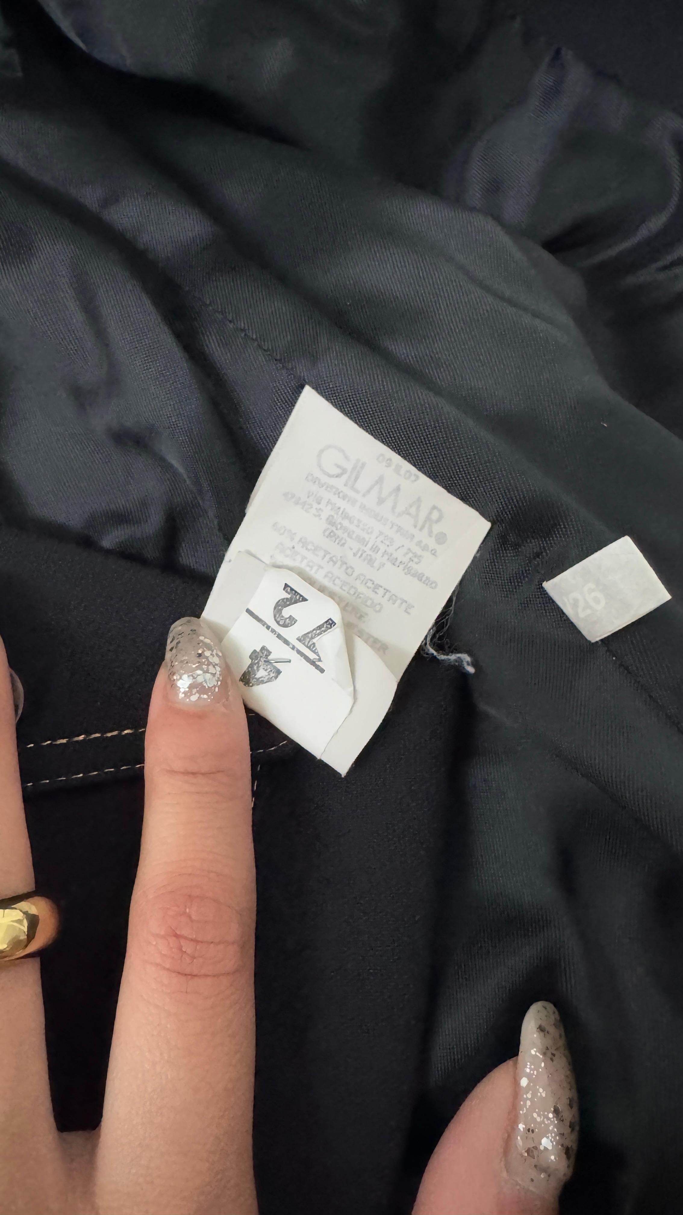 Un raro y coleccionable conjunto de 3 piezas de Ice Jeans by Iceberg, este conjunto vintage de finales de los 90 a principios de los 2000 encarna la atrevida estética Y2K con una elegante confección en denim elástico negro con pespuntes en
