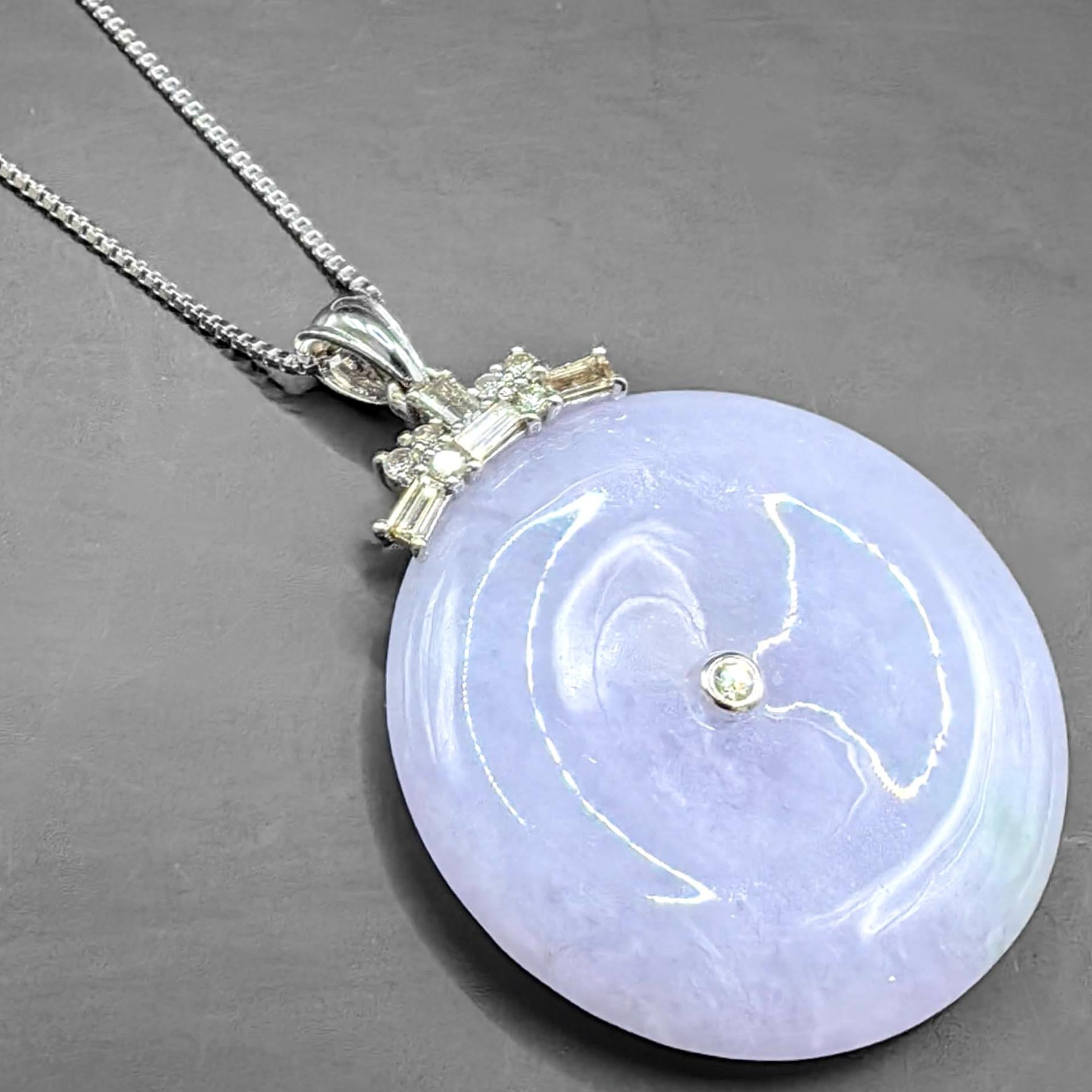 Ciondolo in oro bianco 18 carati con diamante a forma di ciambella di pace in giadeite traslucida color lavanda ghiaccio in vendita 4