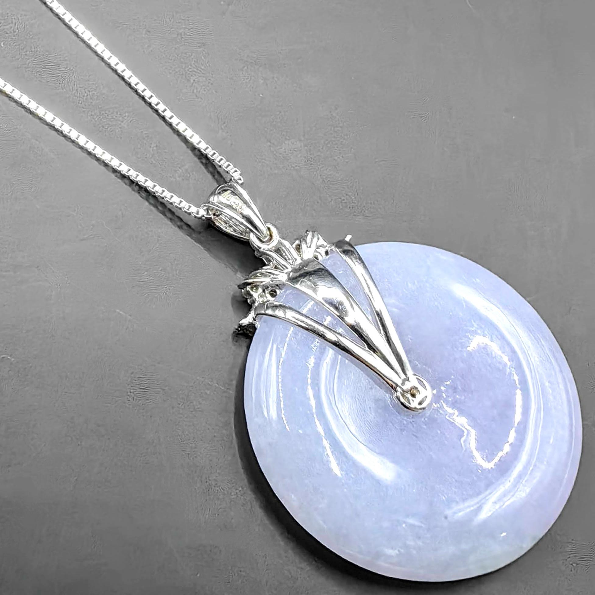 Ciondolo in oro bianco 18 carati con diamante a forma di ciambella di pace in giadeite traslucida color lavanda ghiaccio in vendita 5