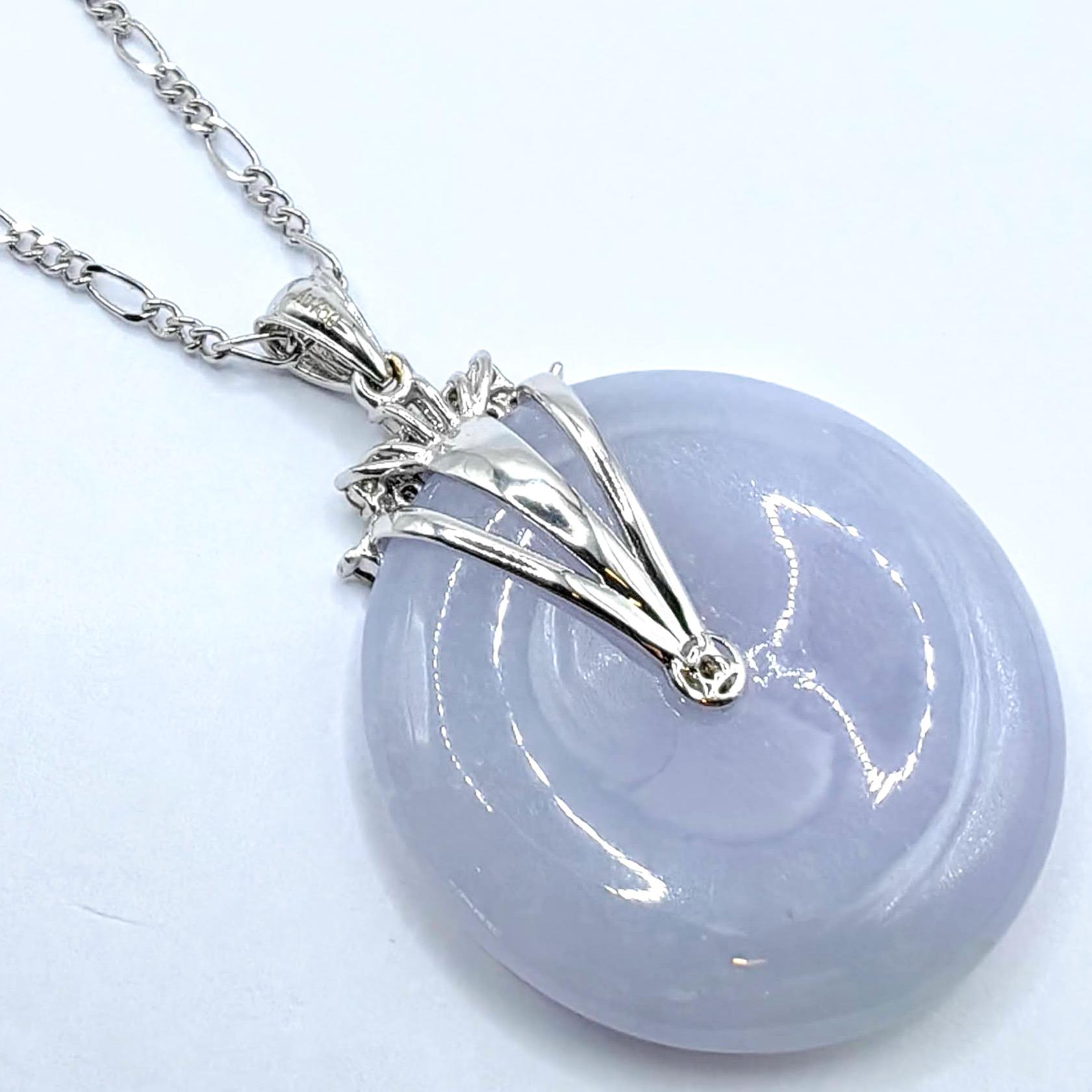 Contemporaneo Ciondolo in oro bianco 18 carati con diamante a forma di ciambella di pace in giadeite traslucida color lavanda ghiaccio in vendita