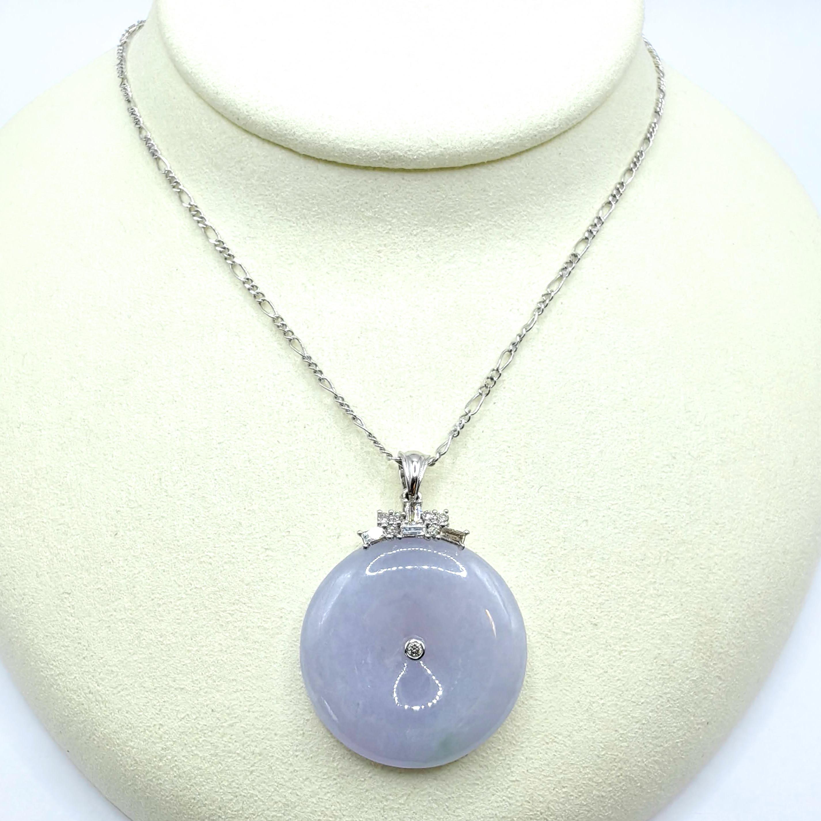 Taglio misto Ciondolo in oro bianco 18 carati con diamante a forma di ciambella di pace in giadeite traslucida color lavanda ghiaccio in vendita