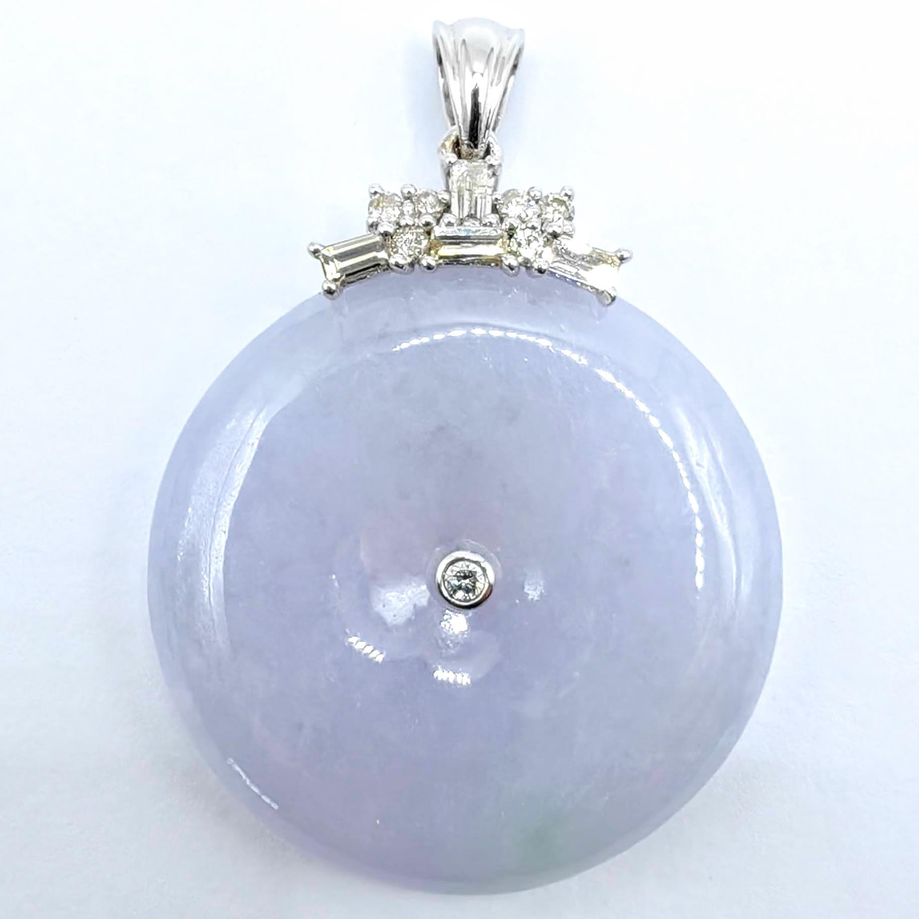 Ciondolo in oro bianco 18 carati con diamante a forma di ciambella di pace in giadeite traslucida color lavanda ghiaccio In condizioni Nuovo in vendita a Wan Chai District, HK