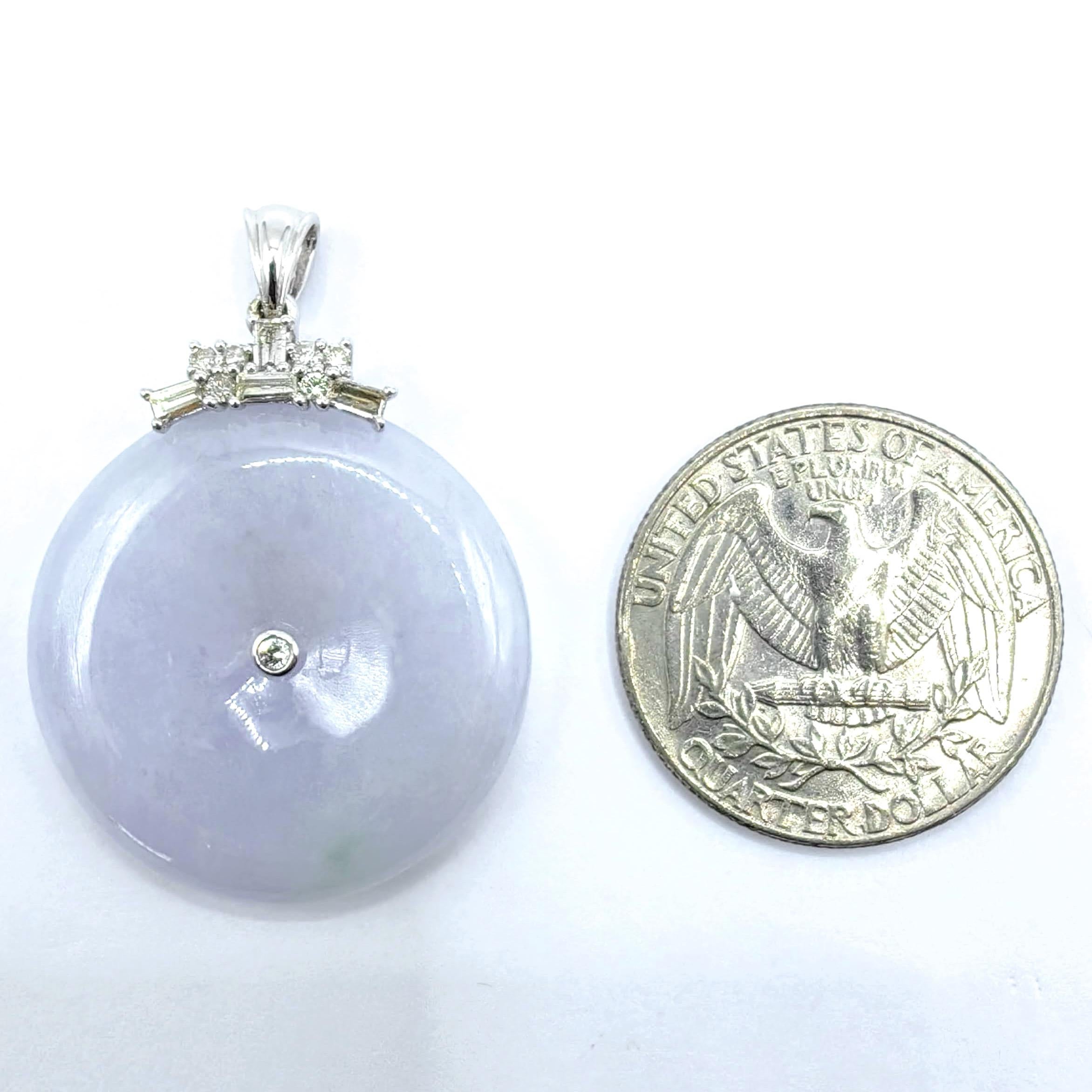 Ciondolo in oro bianco 18 carati con diamante a forma di ciambella di pace in giadeite traslucida color lavanda ghiaccio in vendita 1