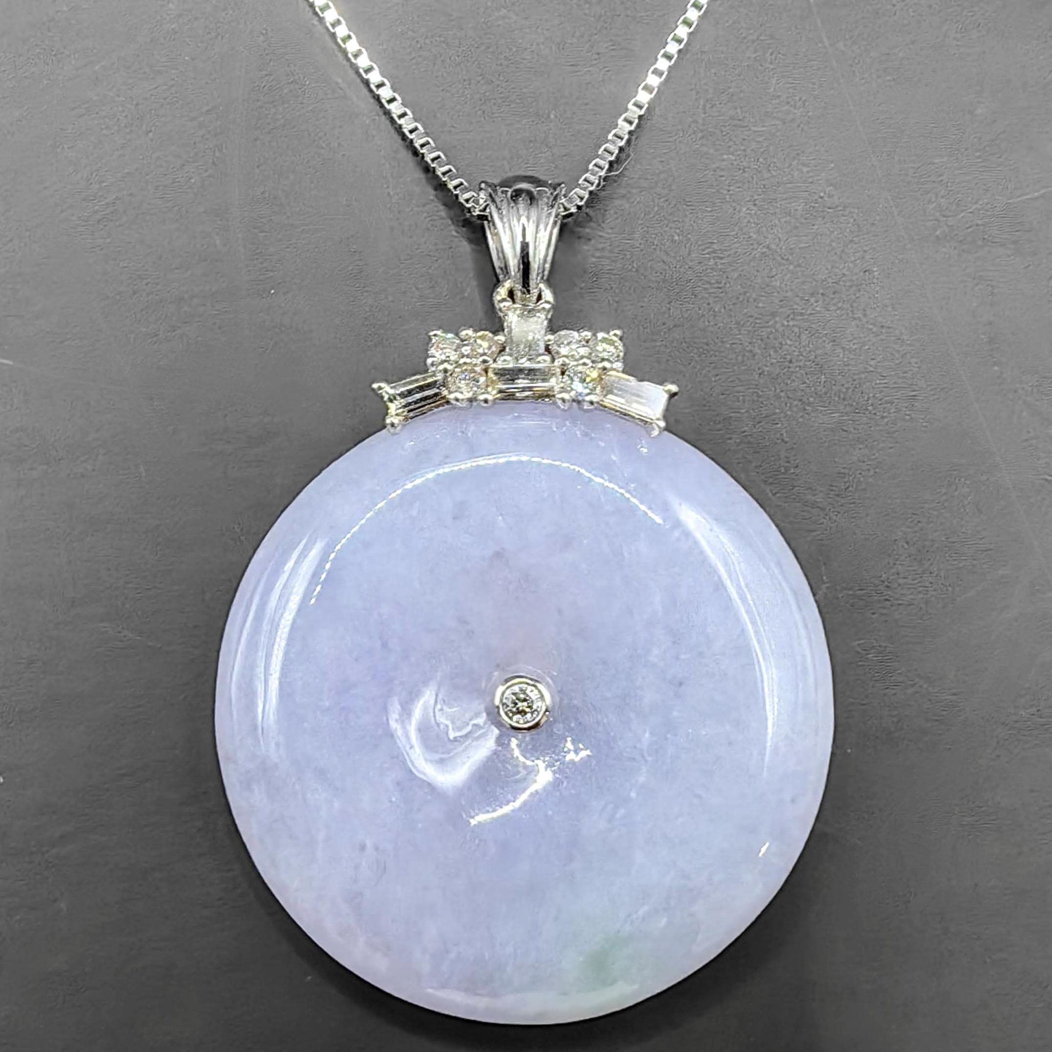 Ciondolo in oro bianco 18 carati con diamante a forma di ciambella di pace in giadeite traslucida color lavanda ghiaccio in vendita 3