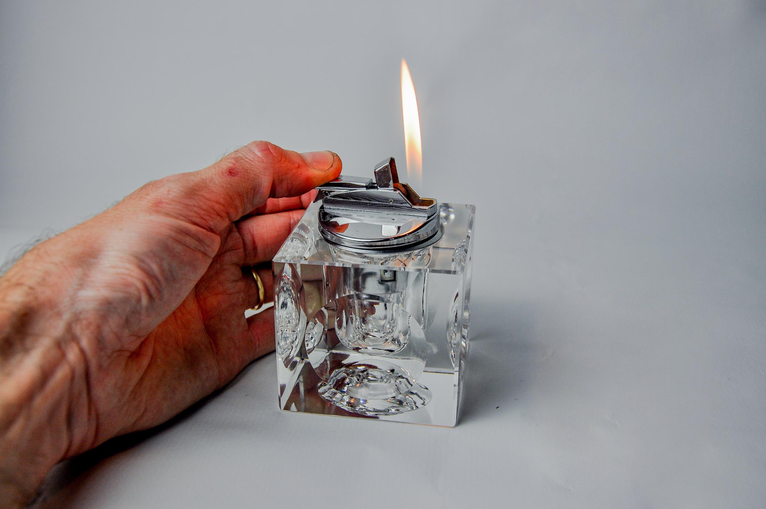 Hervorragendes Eisfeuerzeug, entworfen und hergestellt von Antonio Imperatore in Italien in den 1970er Jahren. Feuerzeug aus transparentem Murano-Glas mit Vergrößerungseffekt auf seinen Facetten, handgefertigt von venezianischen Glasmachermeistern.