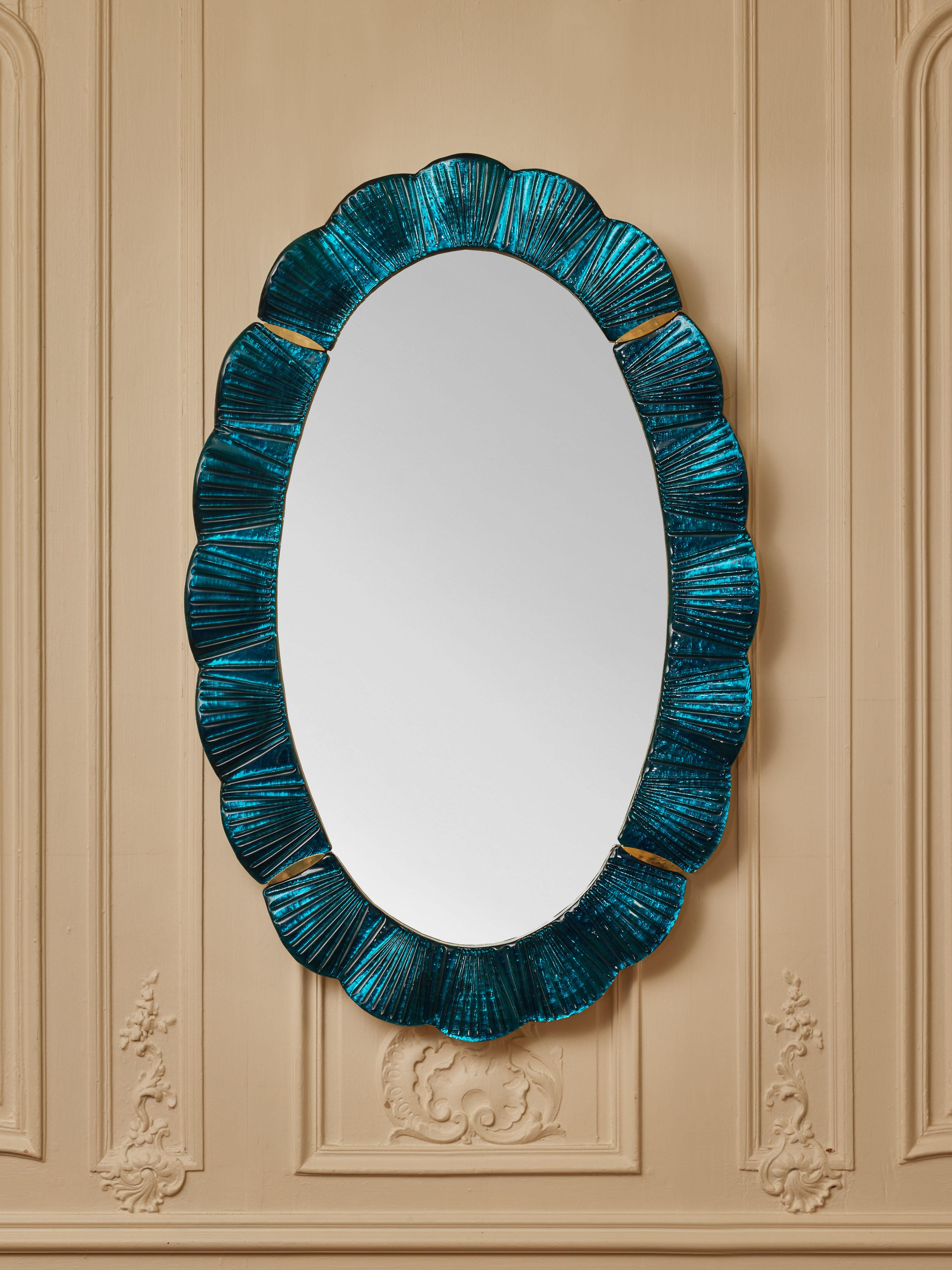 Oval mirror with frame in sculpted Murano glass.
Creation by Studio Glustin.