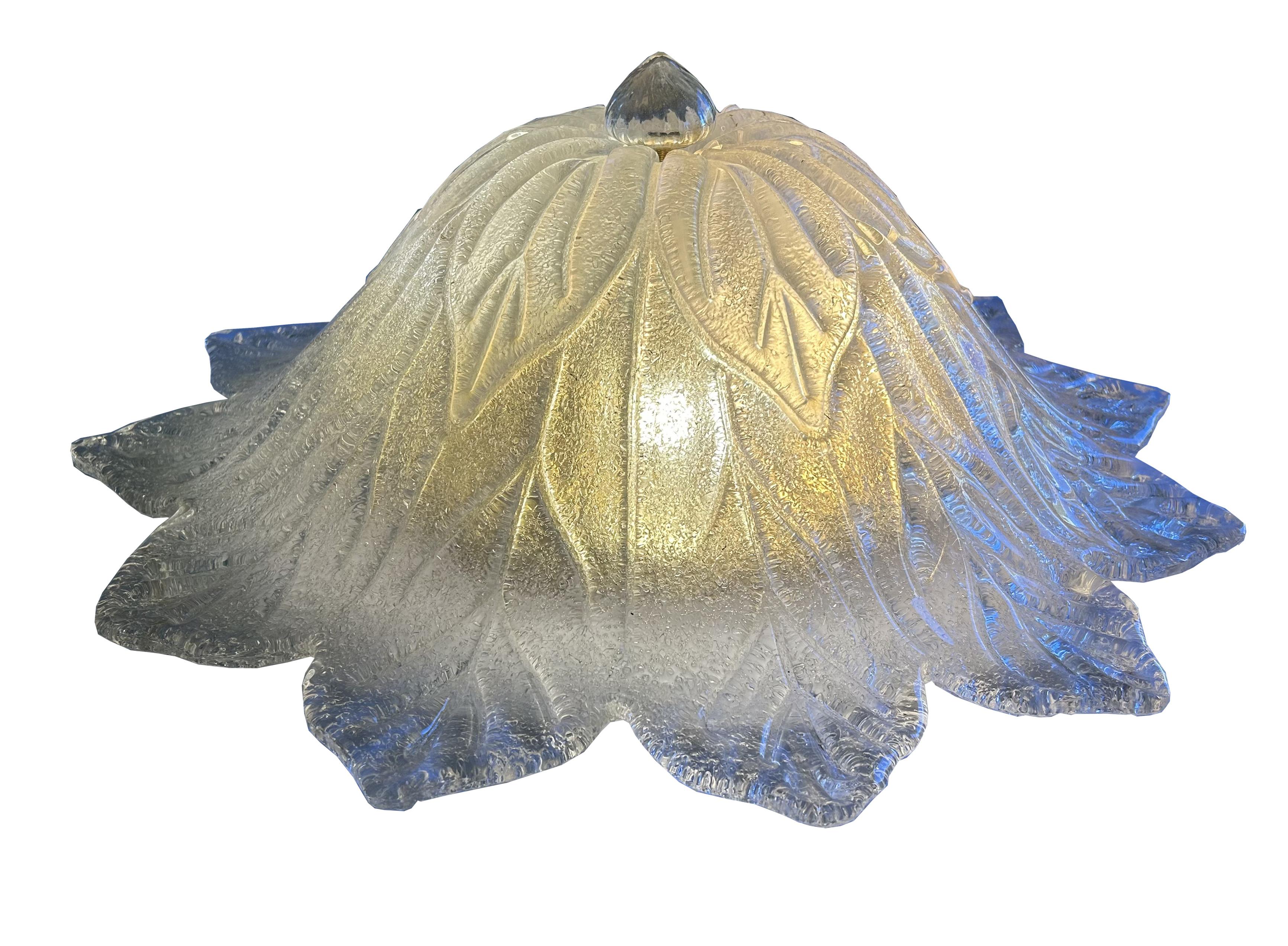 Splendido set di tre pezzi di Murano: una plafoniera e due lampade da parete. La plafoniera è dotata di tre portalampada classici, mentre le lampade da parete hanno lampade alogene (vedi foto). Le dimensioni delle applique sono le