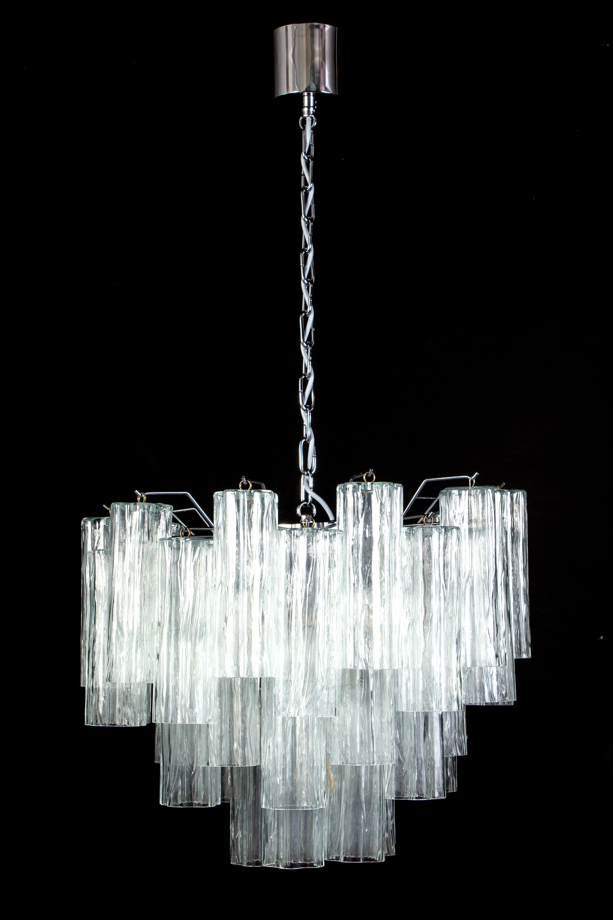 Incredibile lampadario con vetri tronchi di Murano trasparenti lungo 20 cm.
Struttura in metallo nichelato su tre livelli.

Disponibili 8 lampadari e 4 coppie di applique.



 