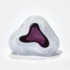 Vasca di ghiaccio in viola, scultura unica in vetro bianco e viola di Samantha Donaldson