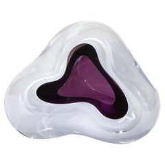 Ice Vug in Purple, Escultura única de cristal blanco y morado de Samantha Donaldson