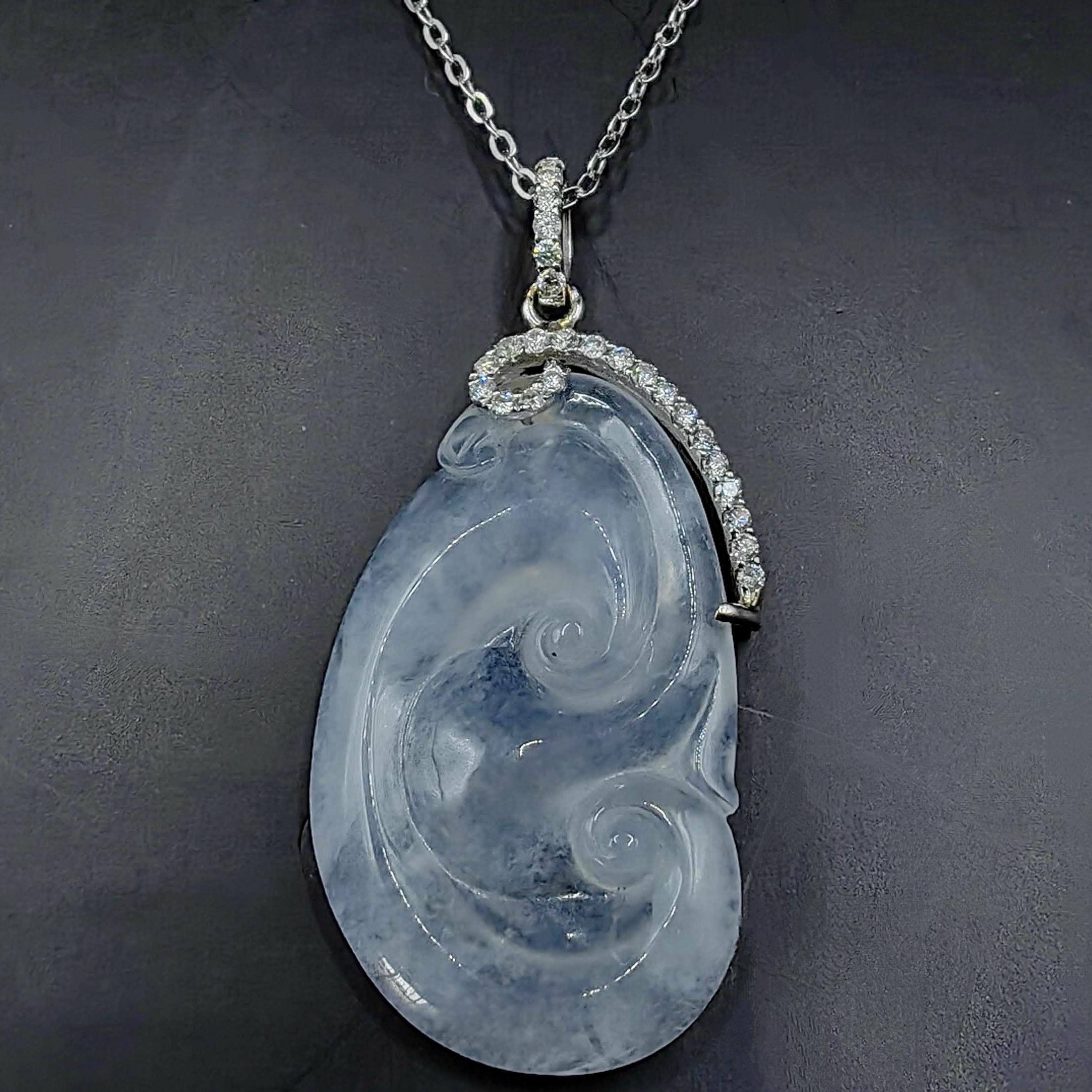 Ciondolo di giada traslucida bianco ghiaccio con diamante Ruyi in oro bianco 18 carati in vendita 1