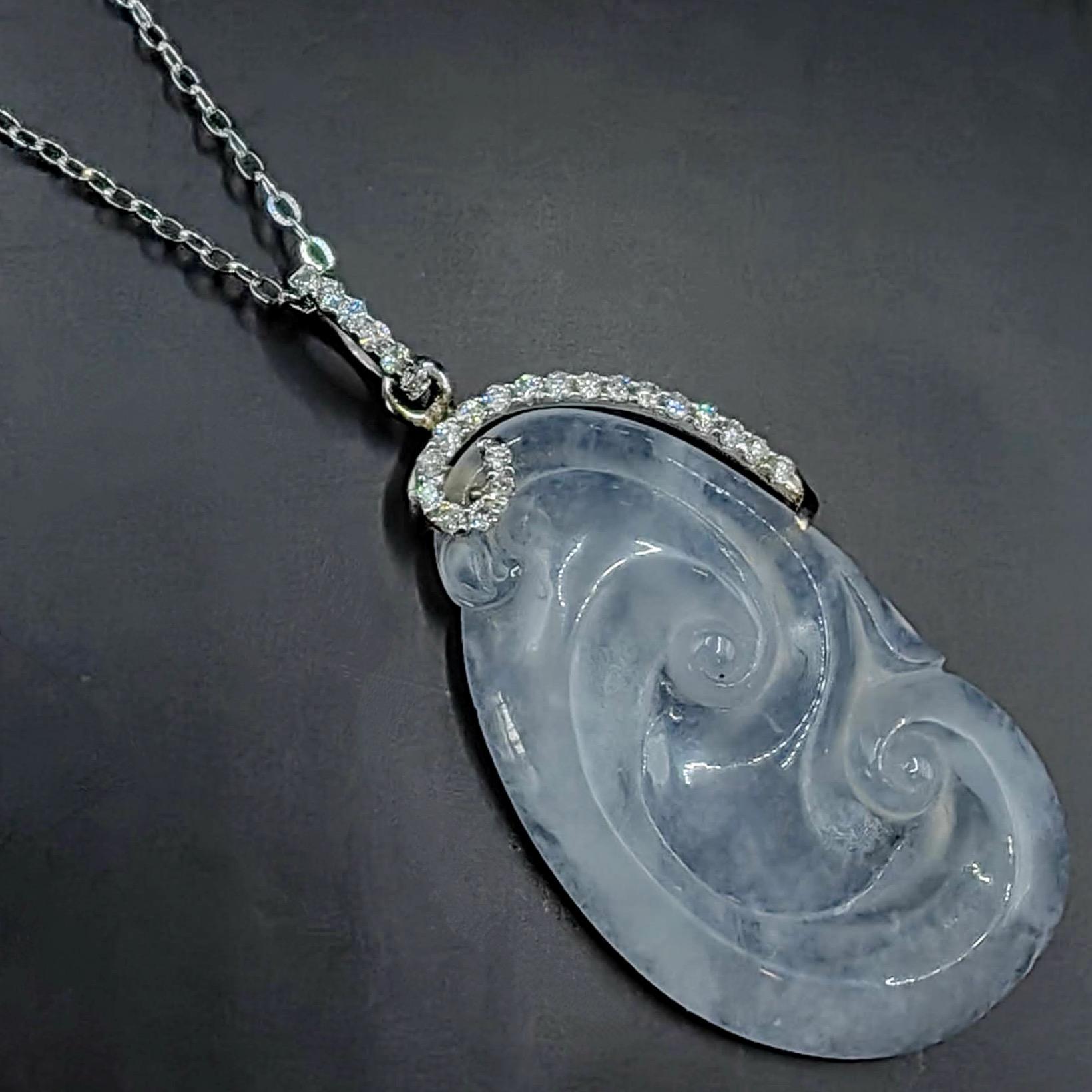 Ciondolo di giada traslucida bianco ghiaccio con diamante Ruyi in oro bianco 18 carati in vendita 2