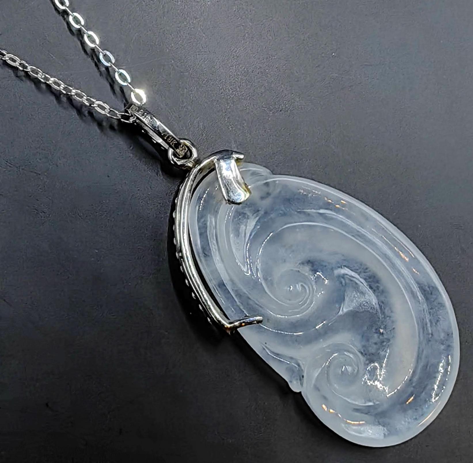 Ciondolo di giada traslucida bianco ghiaccio con diamante Ruyi in oro bianco 18 carati in vendita 3