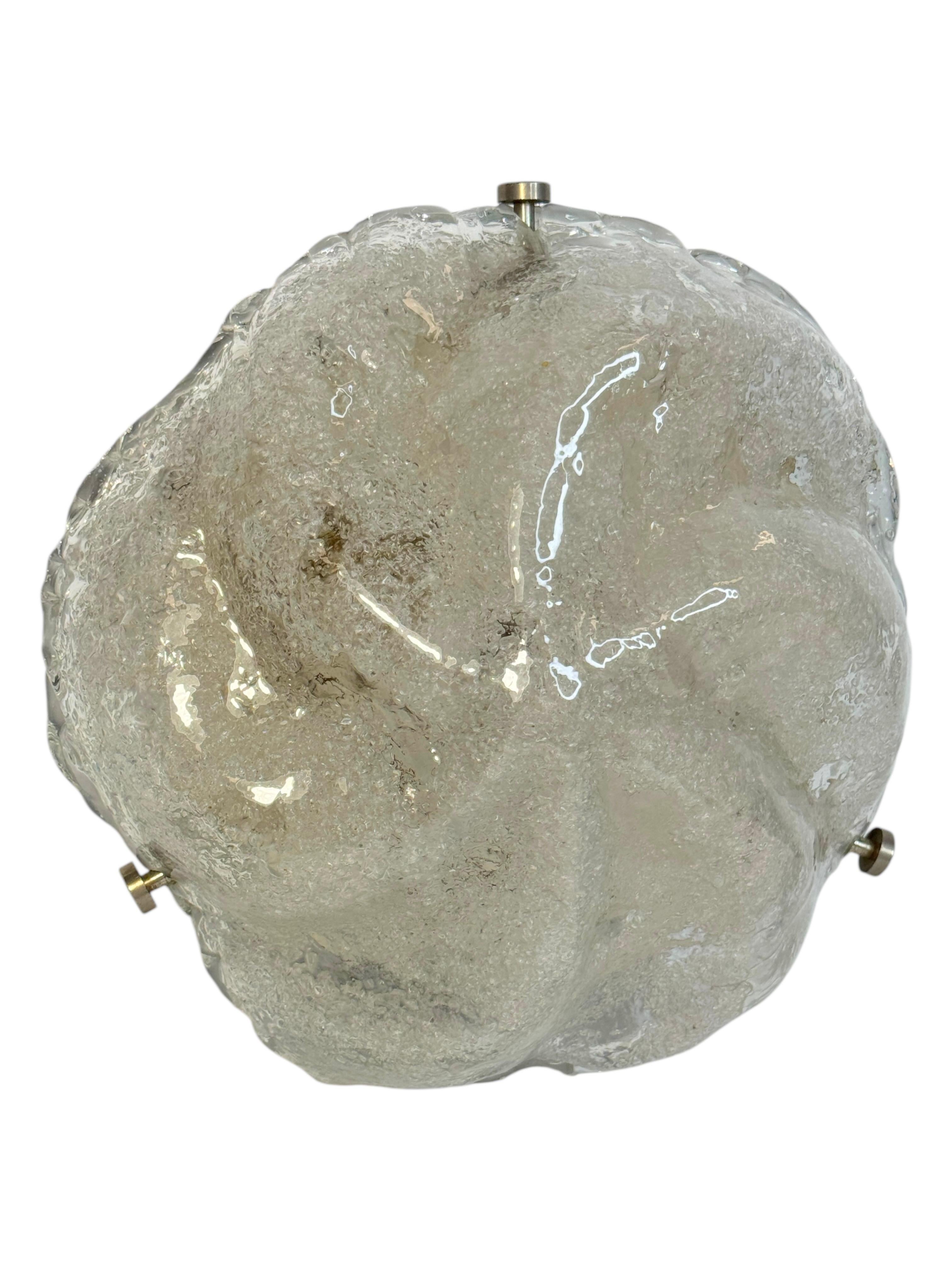 Lámpara de techo empotrable italiana de cristal helado, años 60
Un llamativo empotrable italiano de cristal helado, fabricado en la década de 1960. El diseño presenta una pantalla de cristal grueso y muy texturizado que recuerda al hielo esculpido o