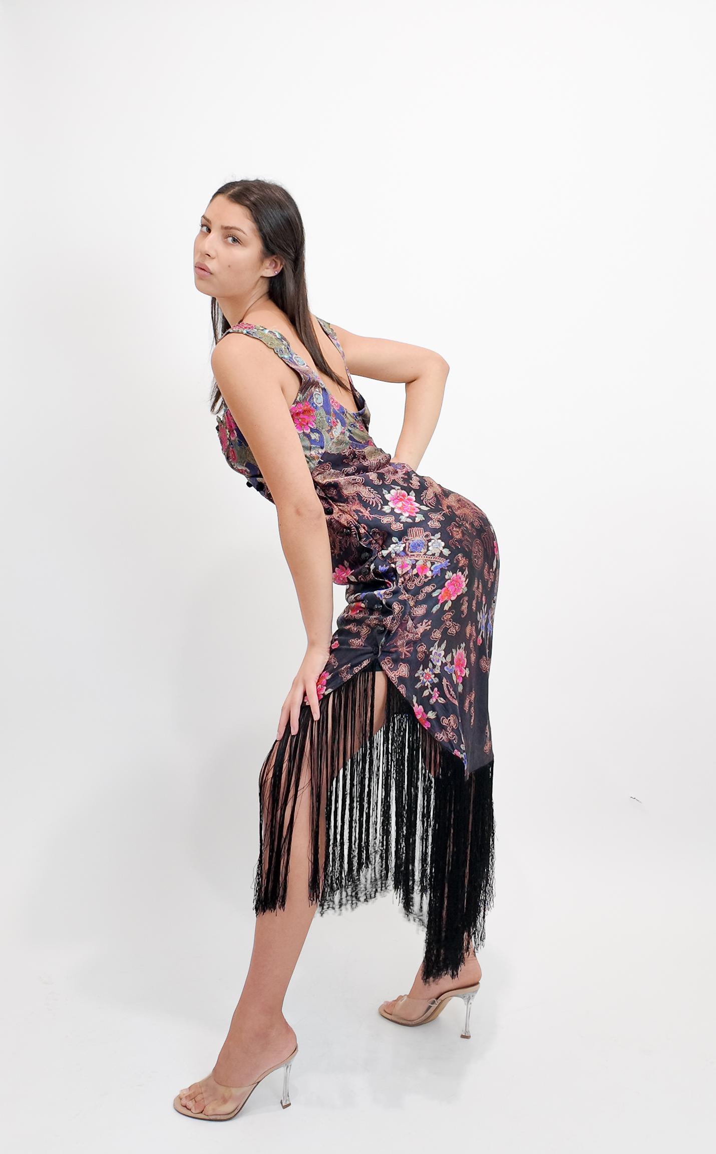 Marrone Iceberg - Vestito in seta con stampa floreale, orlo a frange e bordi ricamati in vendita