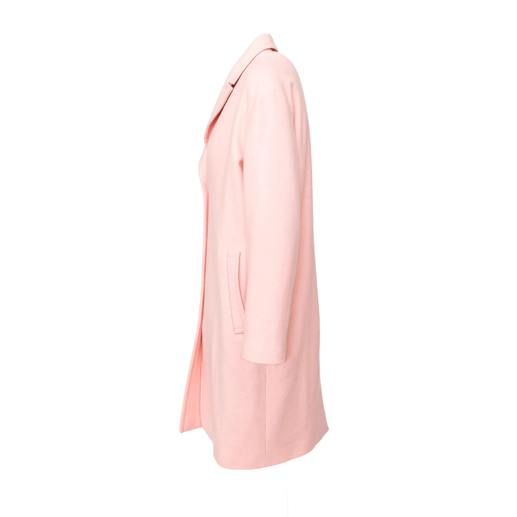 Il cappotto lungo Iceberg in morbido misto lana vergine rosa è caratterizzato da una vestibilità rilassata, bottoni a pressione a forma di stella, colletto con revers classici e fodera in acetato per il massimo comfort. 
 Materiale: 80% lana vergine