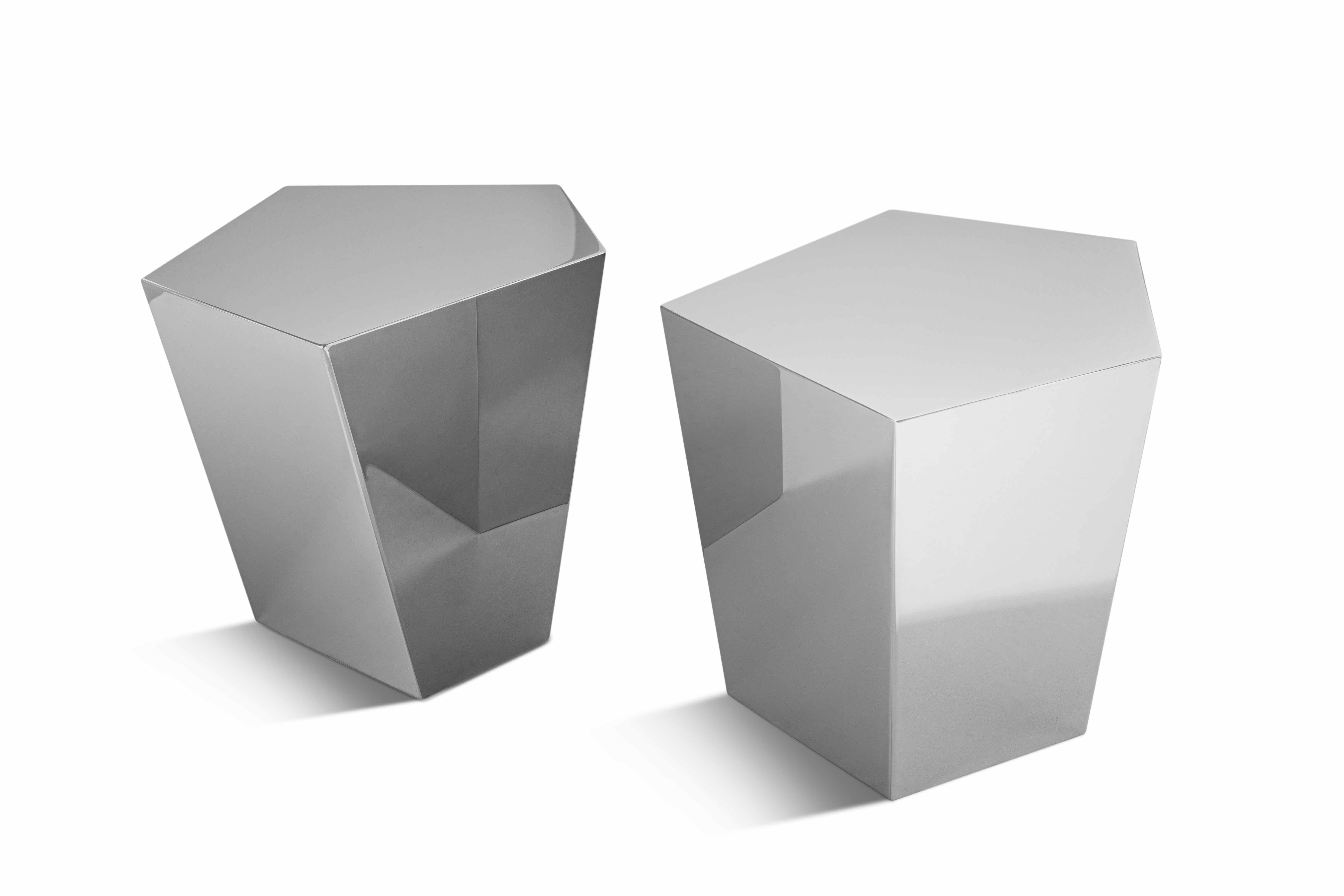 Lo sgabello sfaccettato in acciaio lucidato a specchio progettato da Coccino è un elemento d’arredo scultoreo e contemporaneo, capace di riflettere la luce e l’ambiente circostante in modo unico. Le sue superfici geometriche e sfaccettate creano