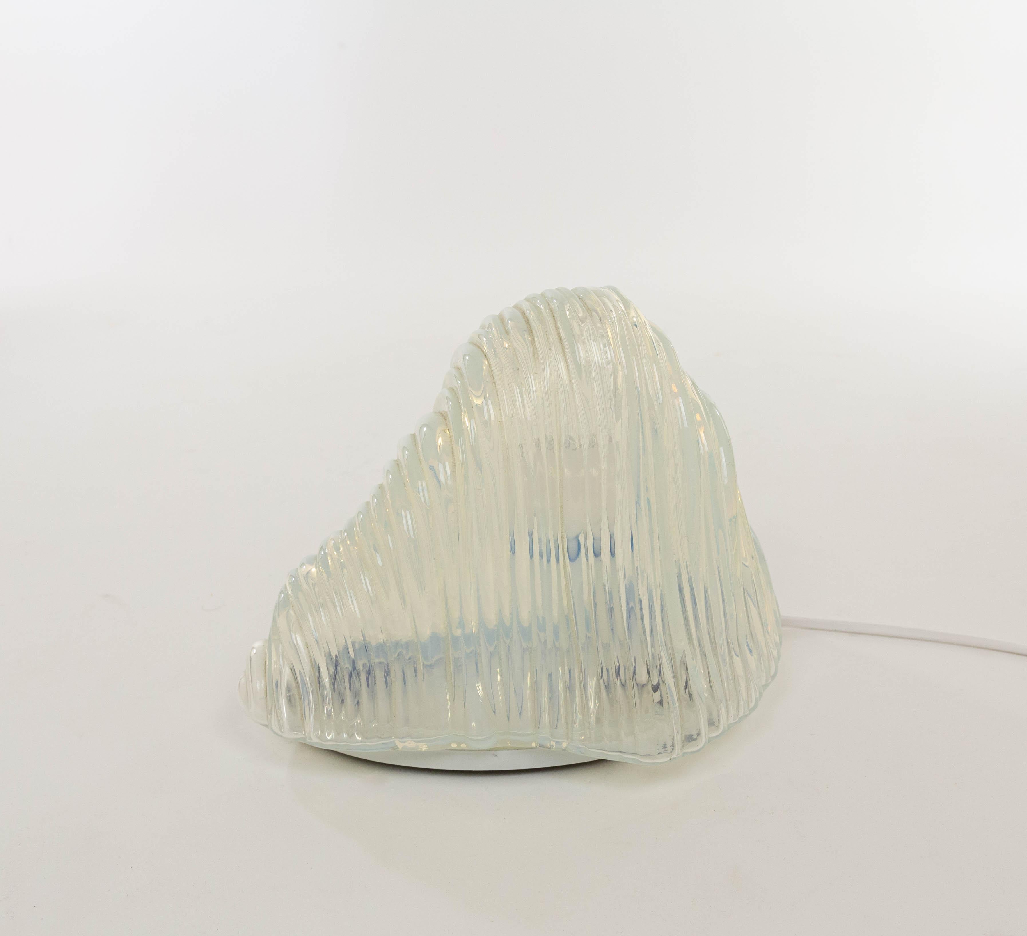 Lampe de table Iceberg originale ou modèle LT 301 conçue par Carlo Nason dans les années 1960 pour A.V. Mazzega.

Cette lampe de table est fabriquée en verre Murano incurvé qui offre un merveilleux effet de lumière. La base en métal laqué comprend