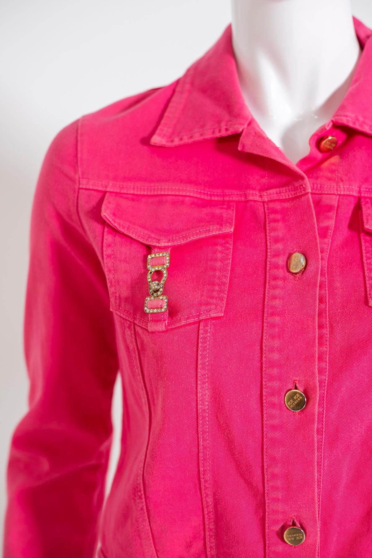 Eye-catching short fuchsia cotton jacket by Iceberg from the 1990s, made in Italy.
The jacket has a classic jean jacket cut, long thin sleeves and narrower cuffs.
The collar has a small stand-up collar and is connected to the main body by five gold