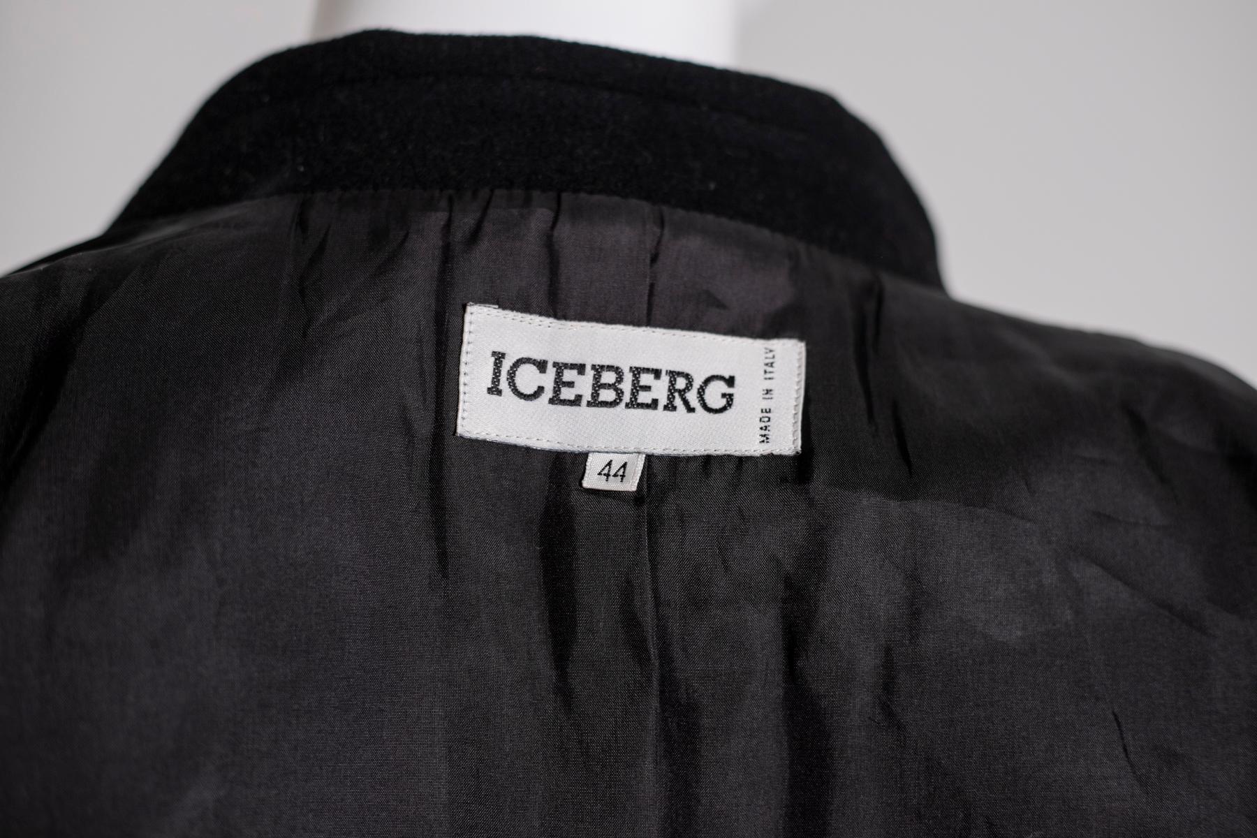 Schöne zweireihige Wolljacke, entworfen von Iceberg in den 1990er Jahren, hergestellt in Italien. 
ORIGINALETIKETT.
Die Jacke ist ganz aus schwarzer Wolle, sehr elegant. Die Jacke hat einen klassischen, langgezogenen Kragen, der in der Mitte mit